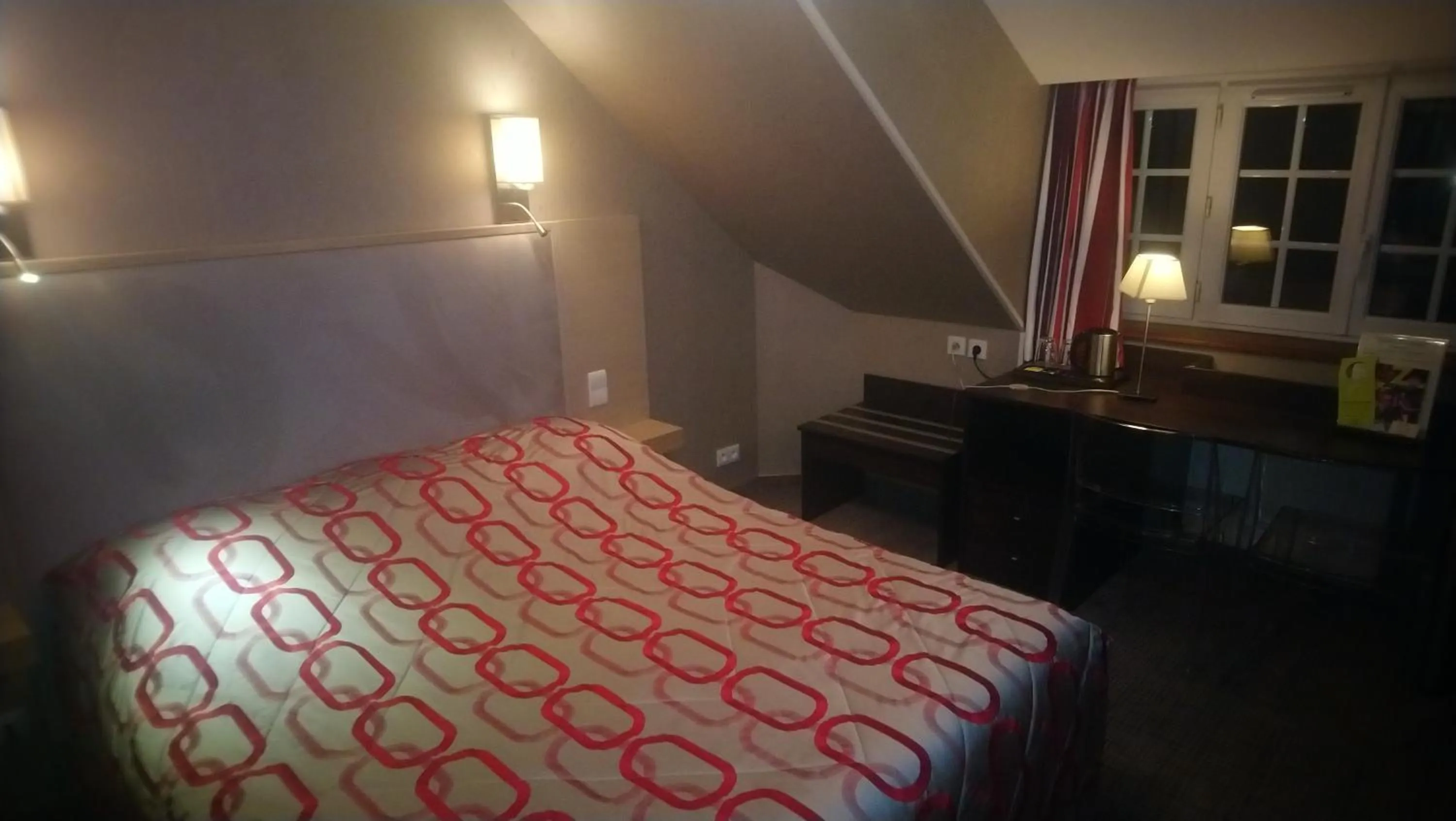 Bed in Hôtel de La Croix d'Or