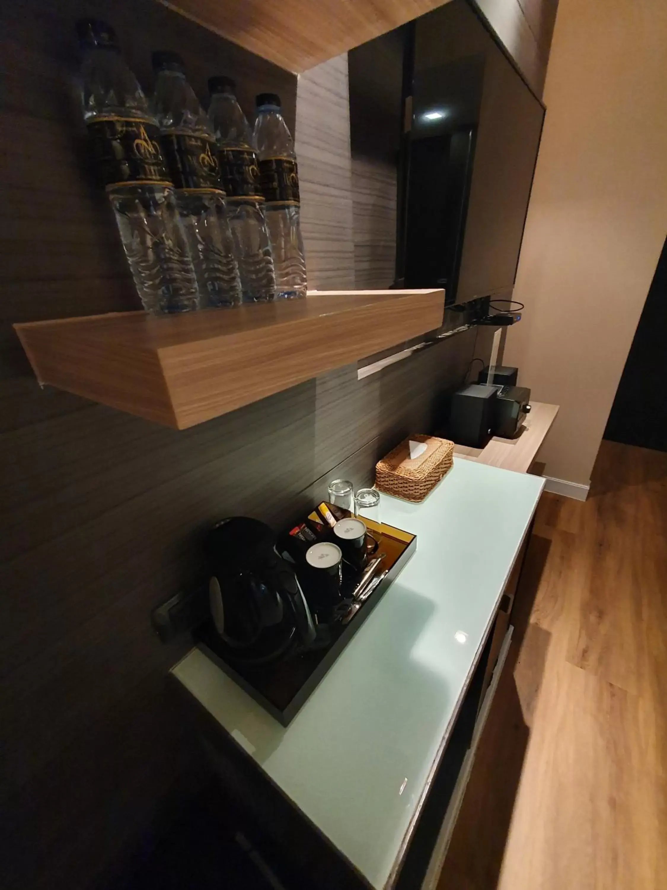 Coffee/tea facilities, Kitchen/Kitchenette in Amora NeoLuxe Suites Hotel