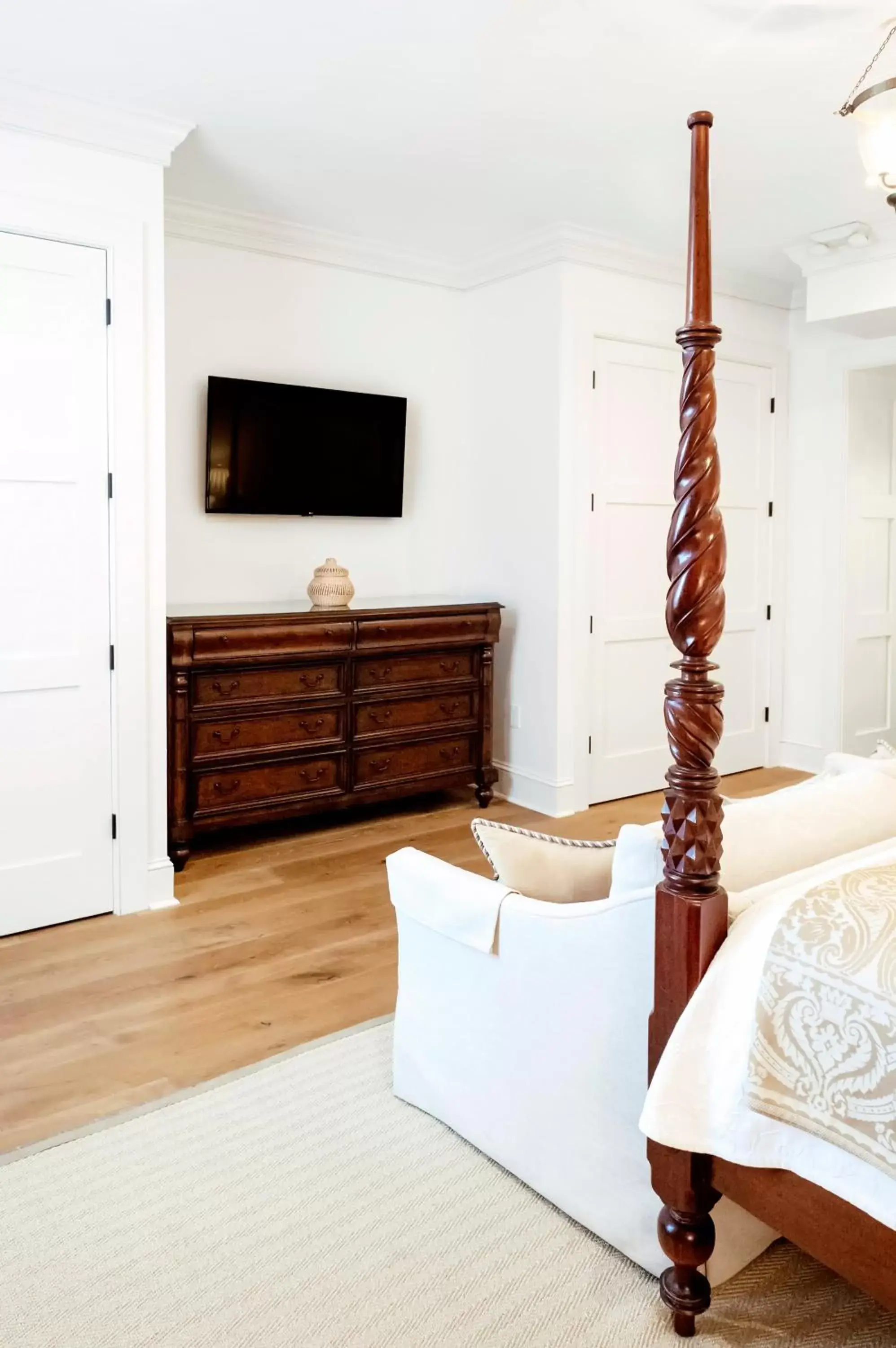 TV and multimedia, Bed in Planters Inn - Charleston TV and multimedia, Bed in Planters Inn - Charleston