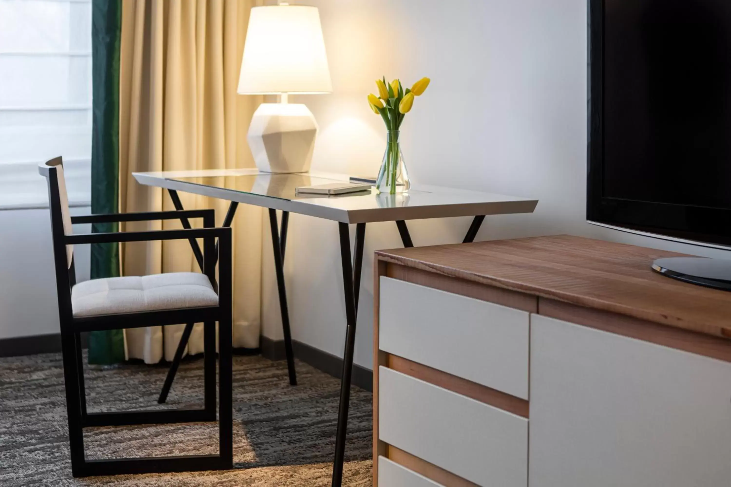 Bedroom, TV/Entertainment Center in Glover Park Hotel Georgetown