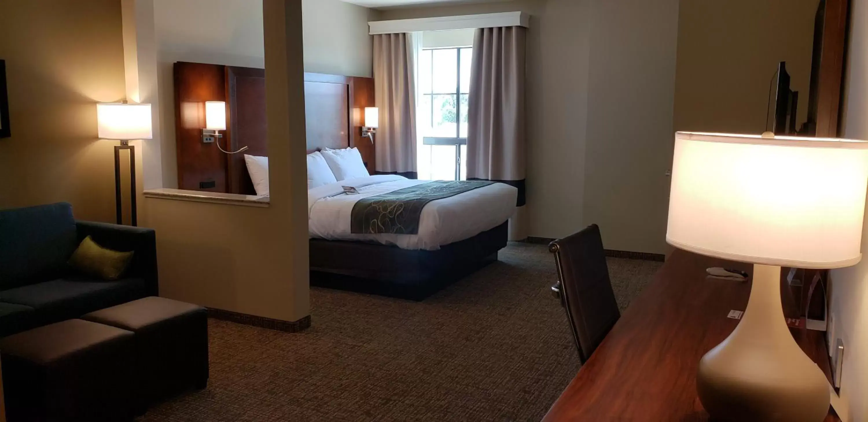 Photo of the whole room, Bed in Comfort Suites Denver near Anschutz Medical Campus