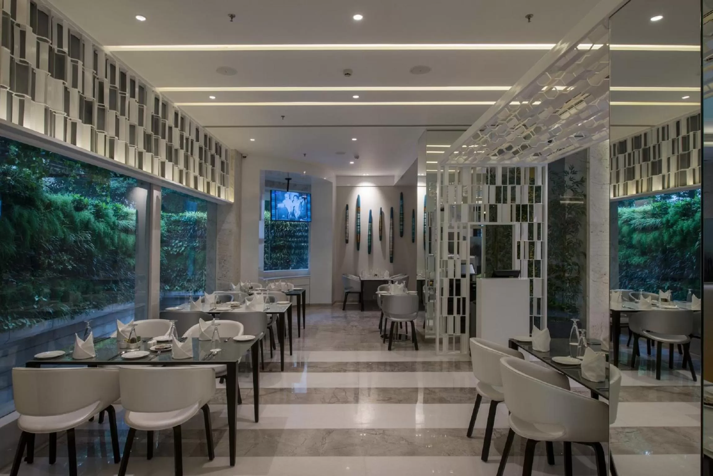 Restaurant/places to eat in Eastin Residences Vadodara