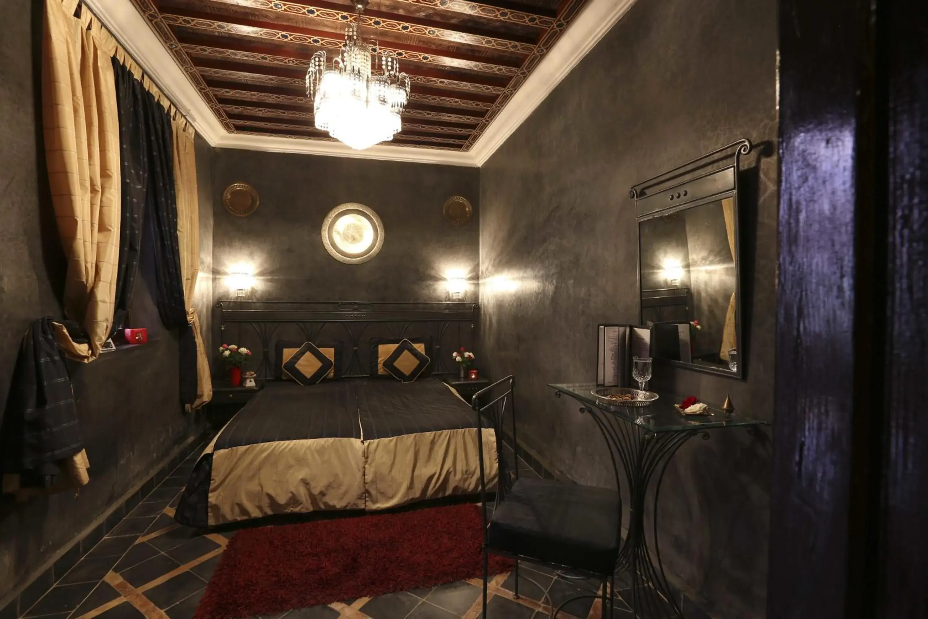 Bed in Riad Mille Et Une Nuits