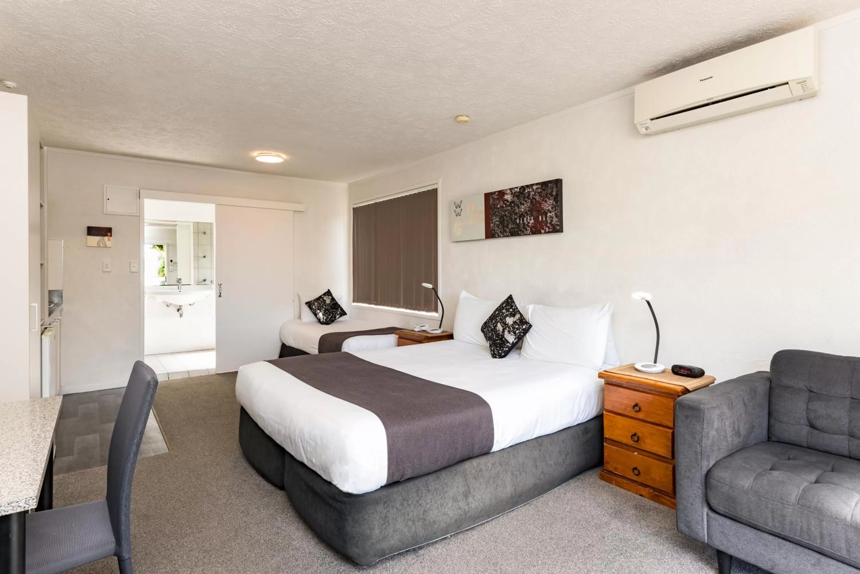 Photo of the whole room, Bed in Anchorage Motel