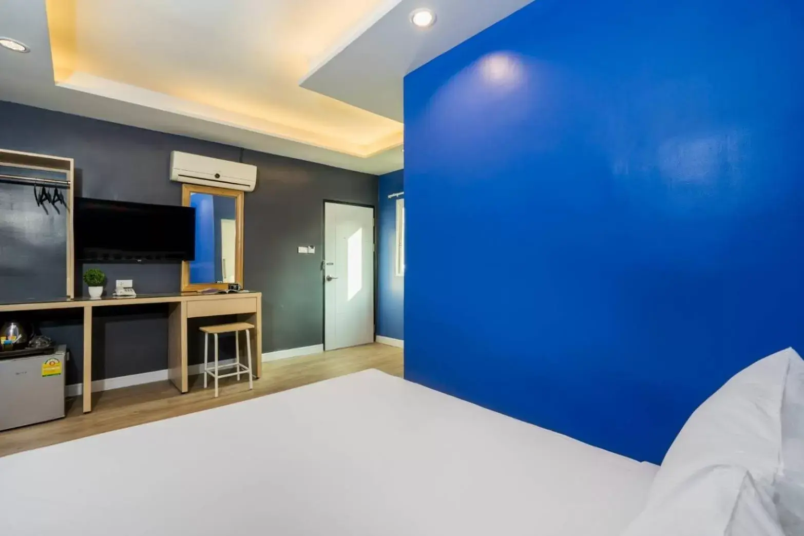 Bedroom, TV/Entertainment Center in Ratchada Point Hotel