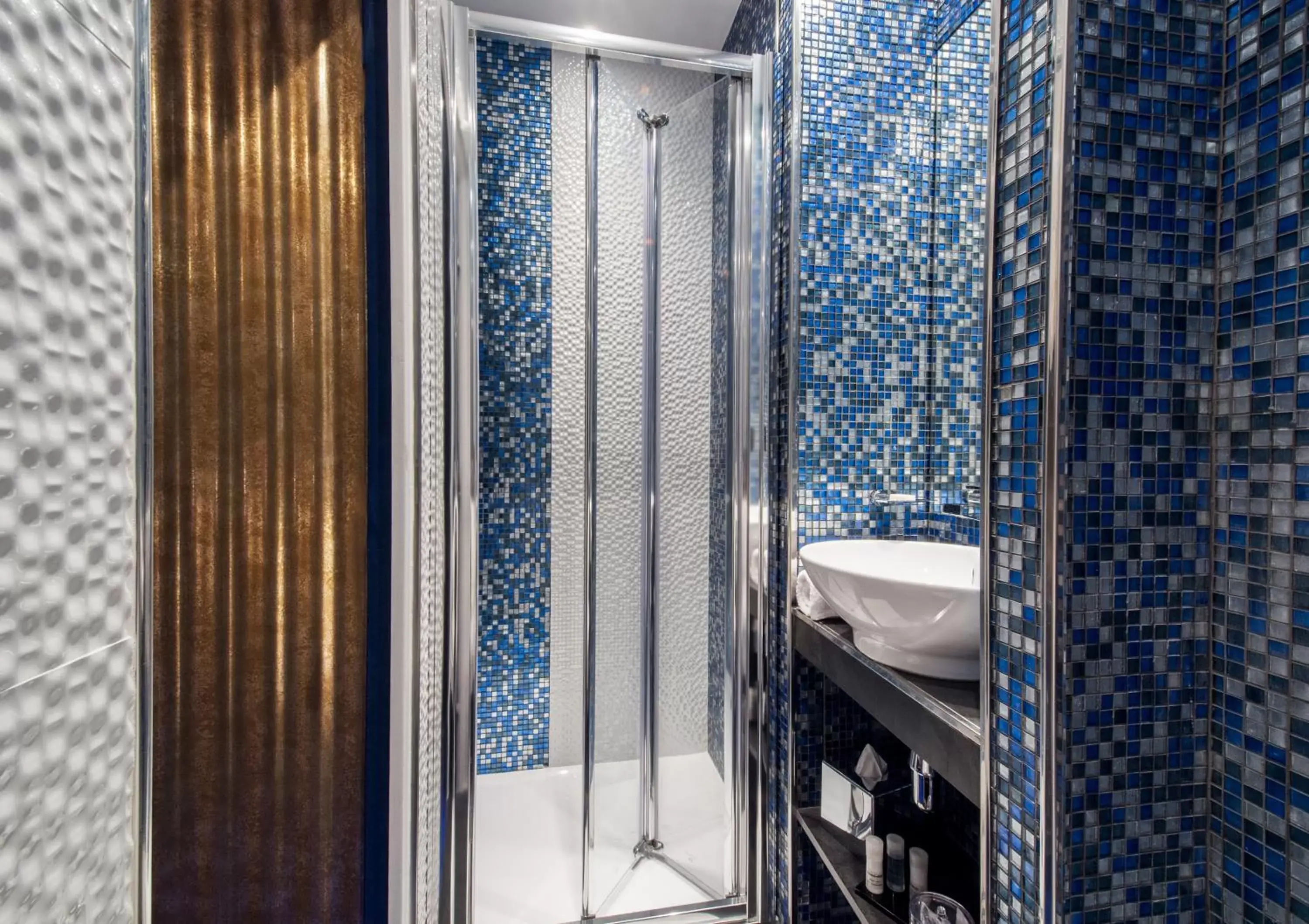 Bathroom in Hotel Splendor Elysées