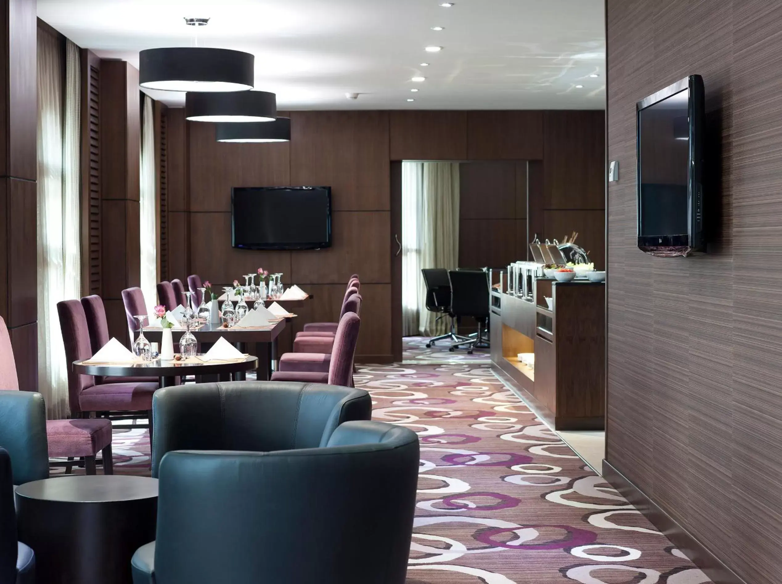 Lounge or bar, Restaurant/Places to Eat in Crowne Plaza Madinah, an IHG Hotel