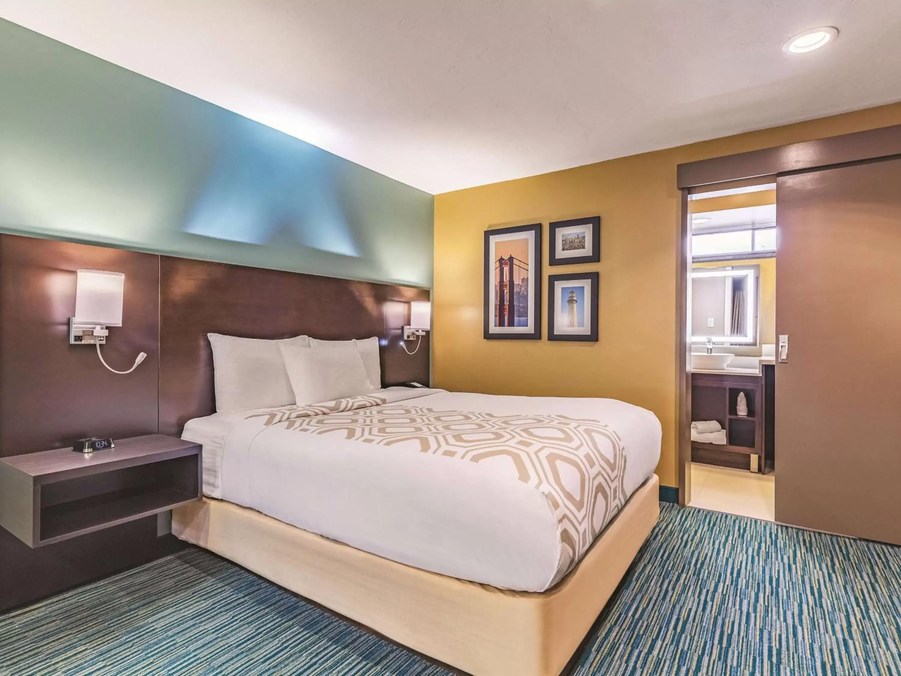 Photo of the whole room, Bed in La Quinta by Wyndham San Francisco Airport West