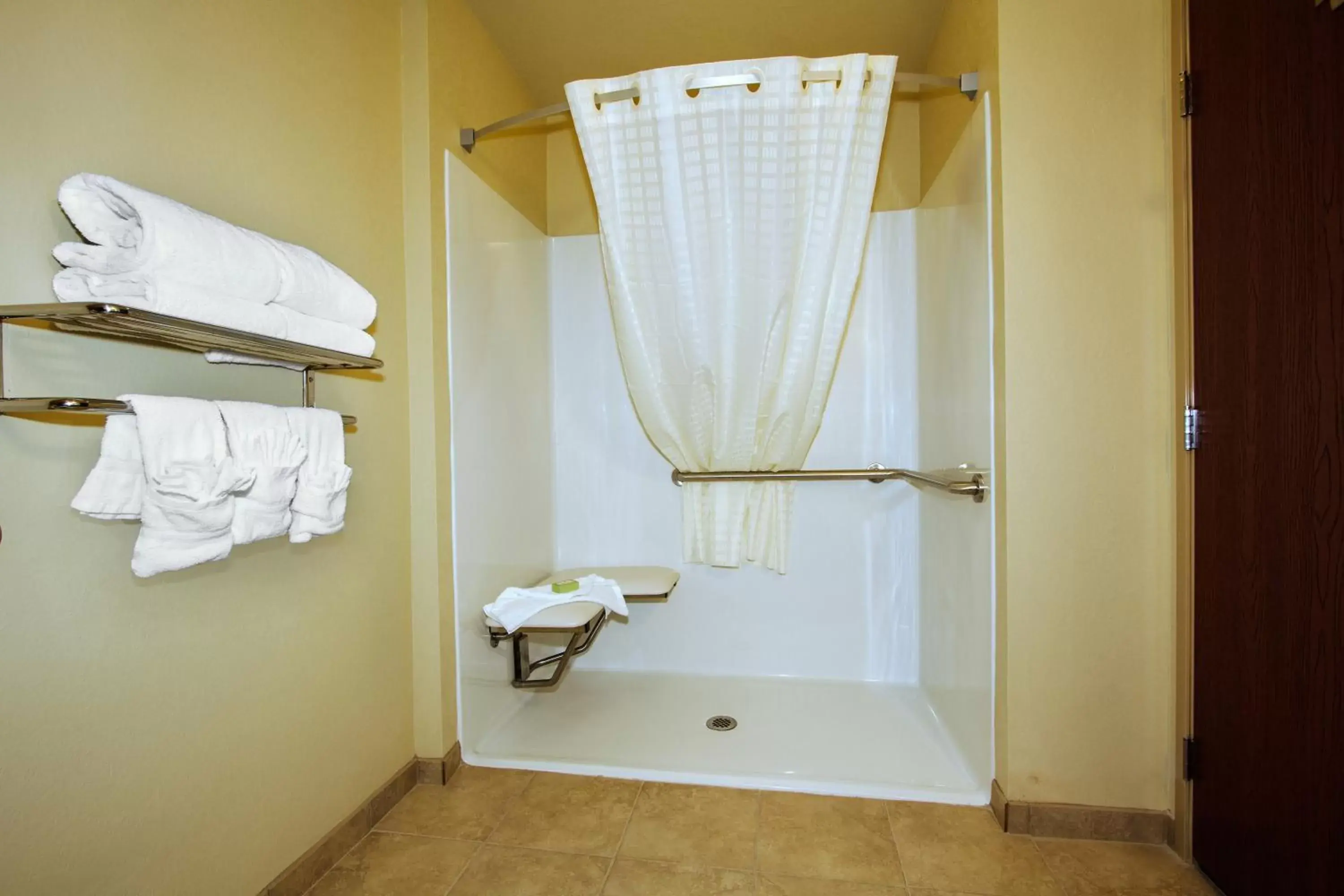 Shower, Bathroom in Cobblestone Inn & Suites - Avoca