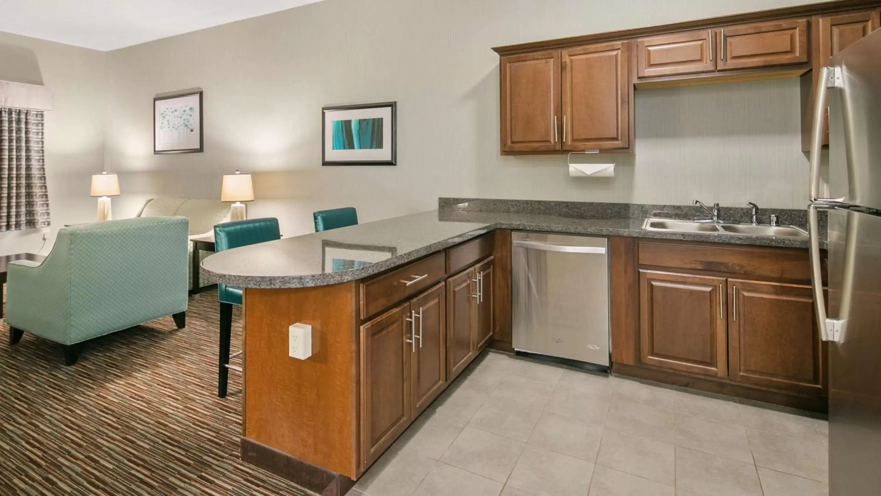 Kitchen or kitchenette, Kitchen/Kitchenette in Best Western Plus Gallup Inn & Suites