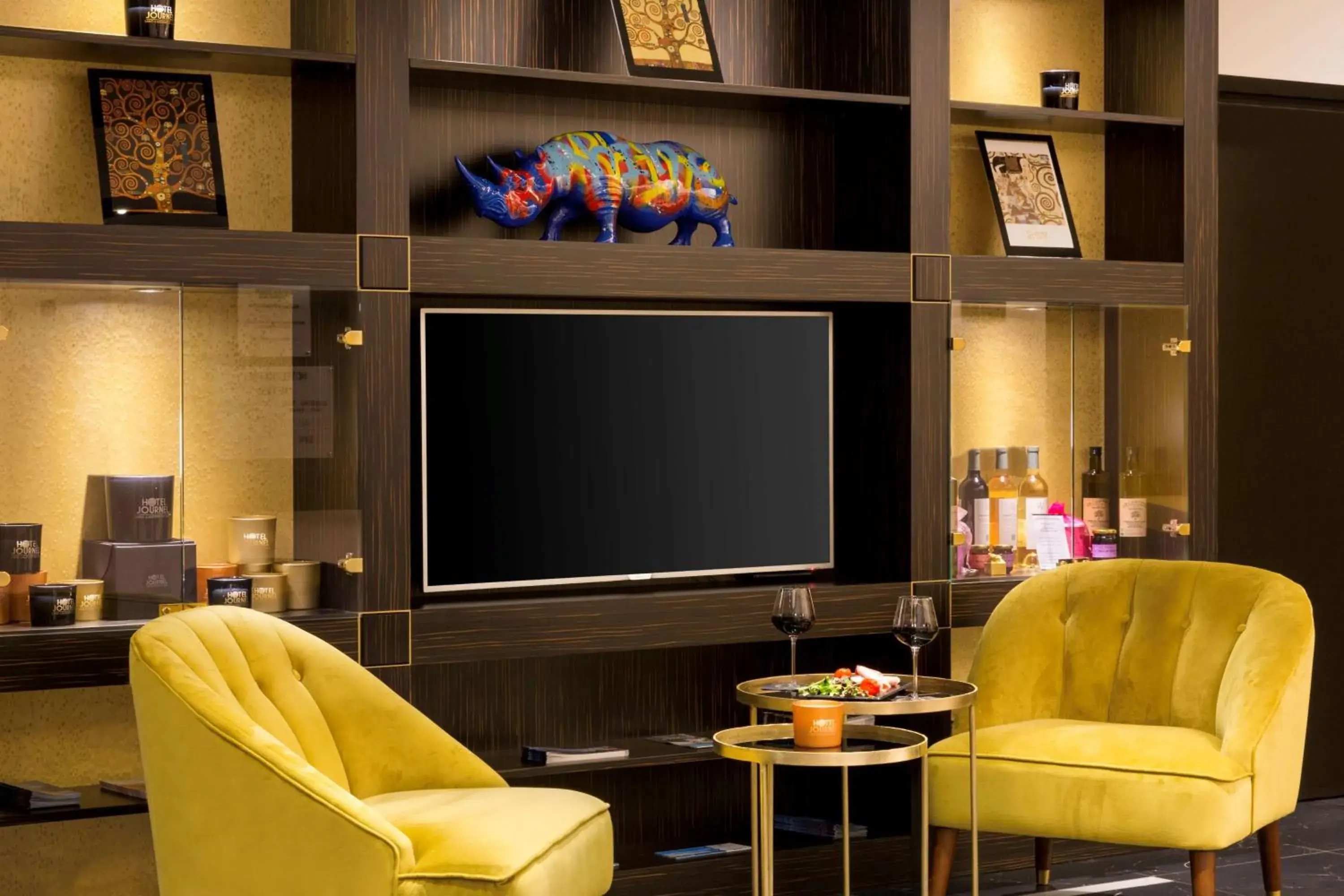 Lobby or reception, TV/Entertainment Center in Best Western Hotel Journel Saint-Laurent-du-Var