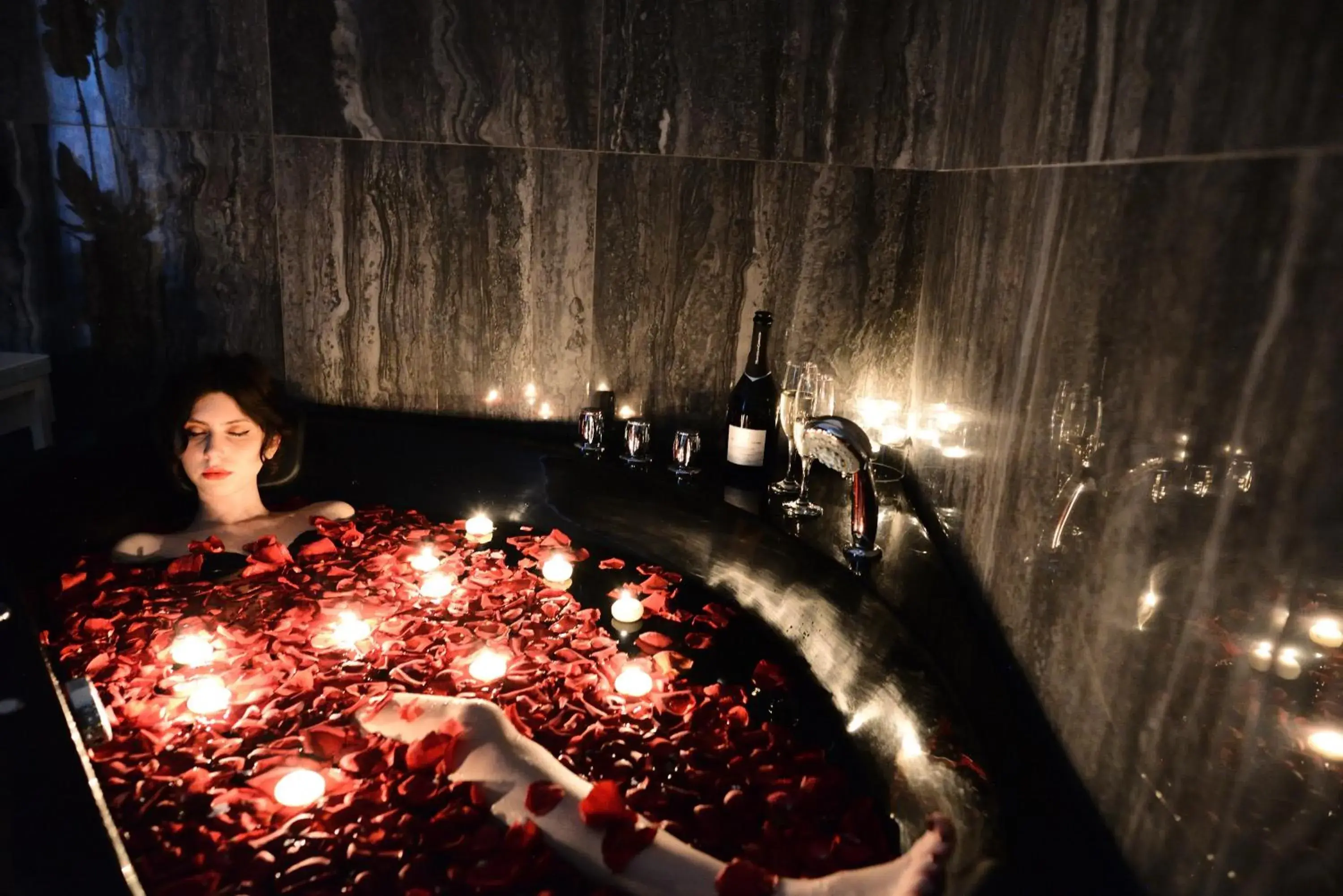 Hot Tub in Gregorio VII Luxury Suites San Damaso