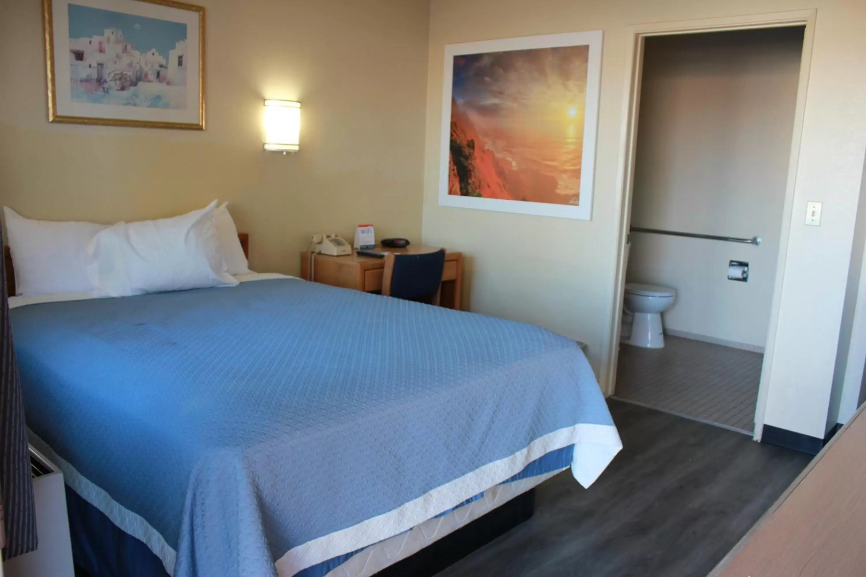 Queen Room - Disability Access/Non-Smoking in Days Inn by Wyndham Barstow