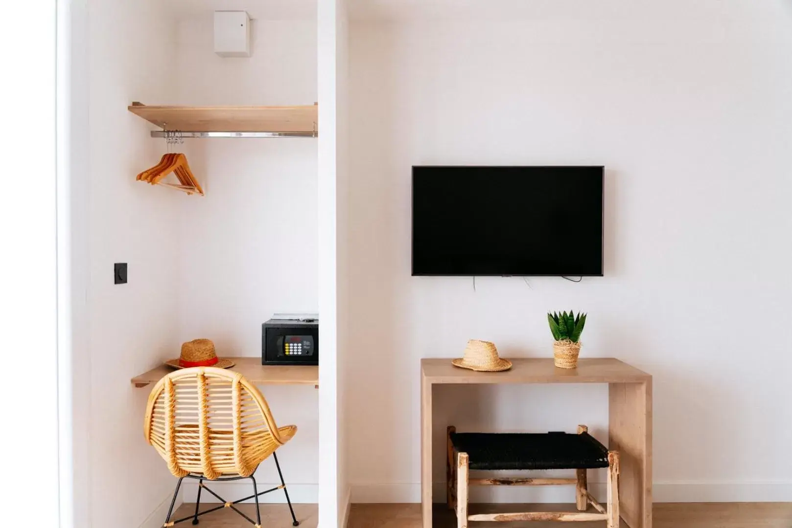 TV/Entertainment Center in Hôtel Casa Marina