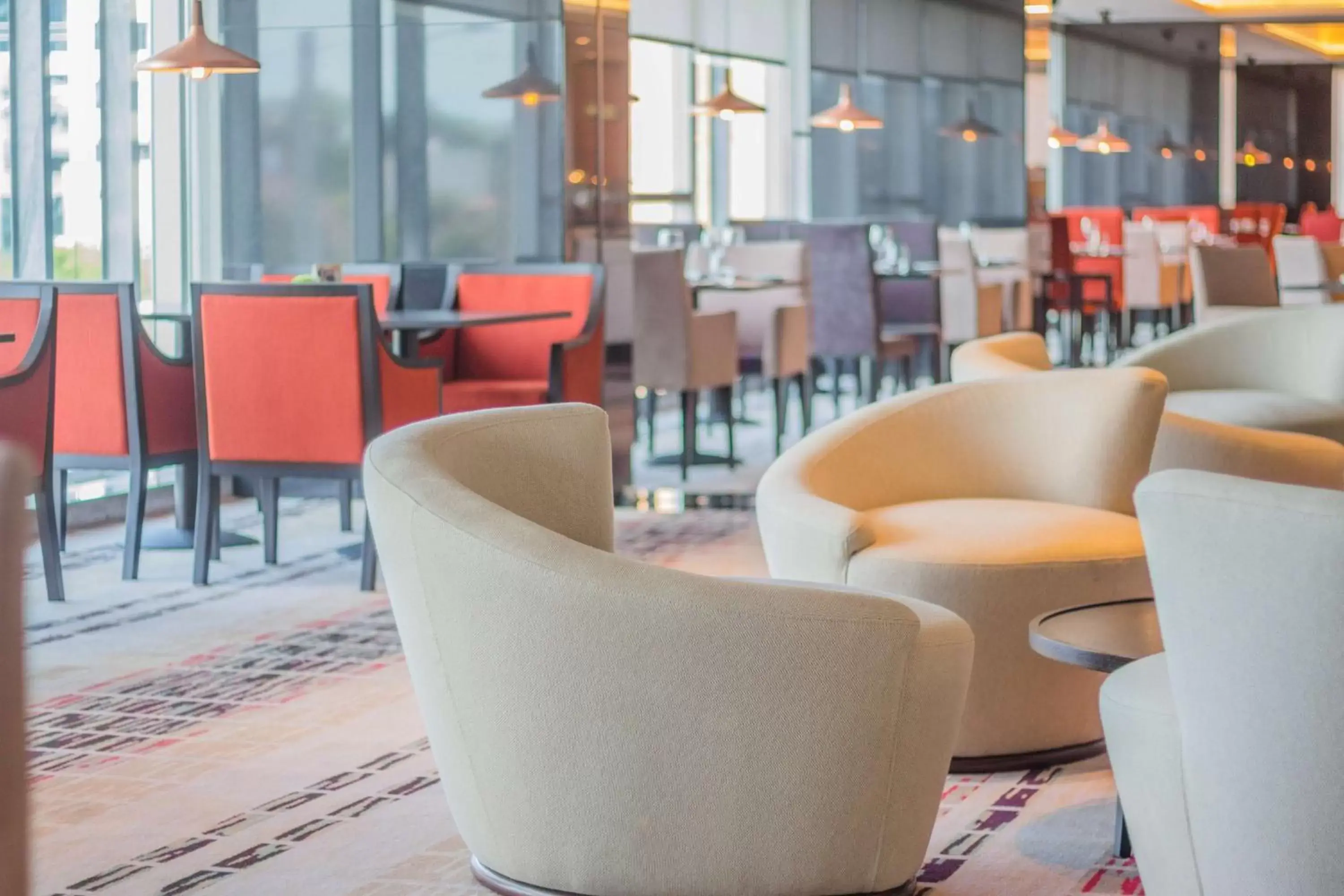 Dining area, Lounge/Bar in Hilton Garden Inn Montevideo