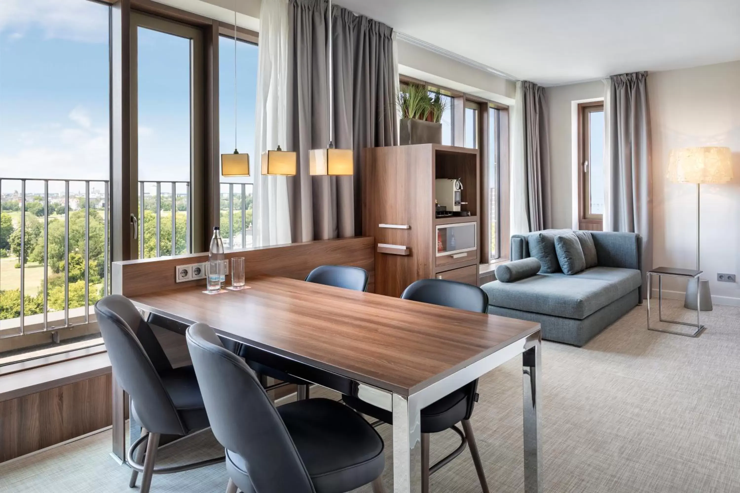 Coffee/tea facilities, Dining Area in Meliá Düsseldorf