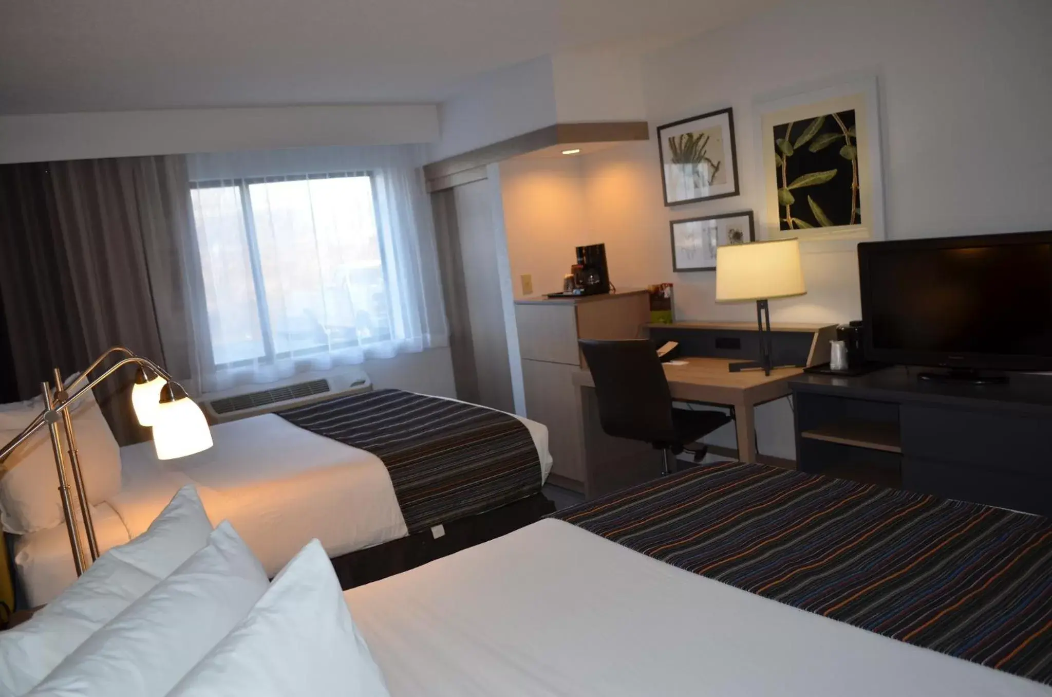 Photo of the whole room, Bed in Country Inn & Suites by Radisson, Frederick, MD