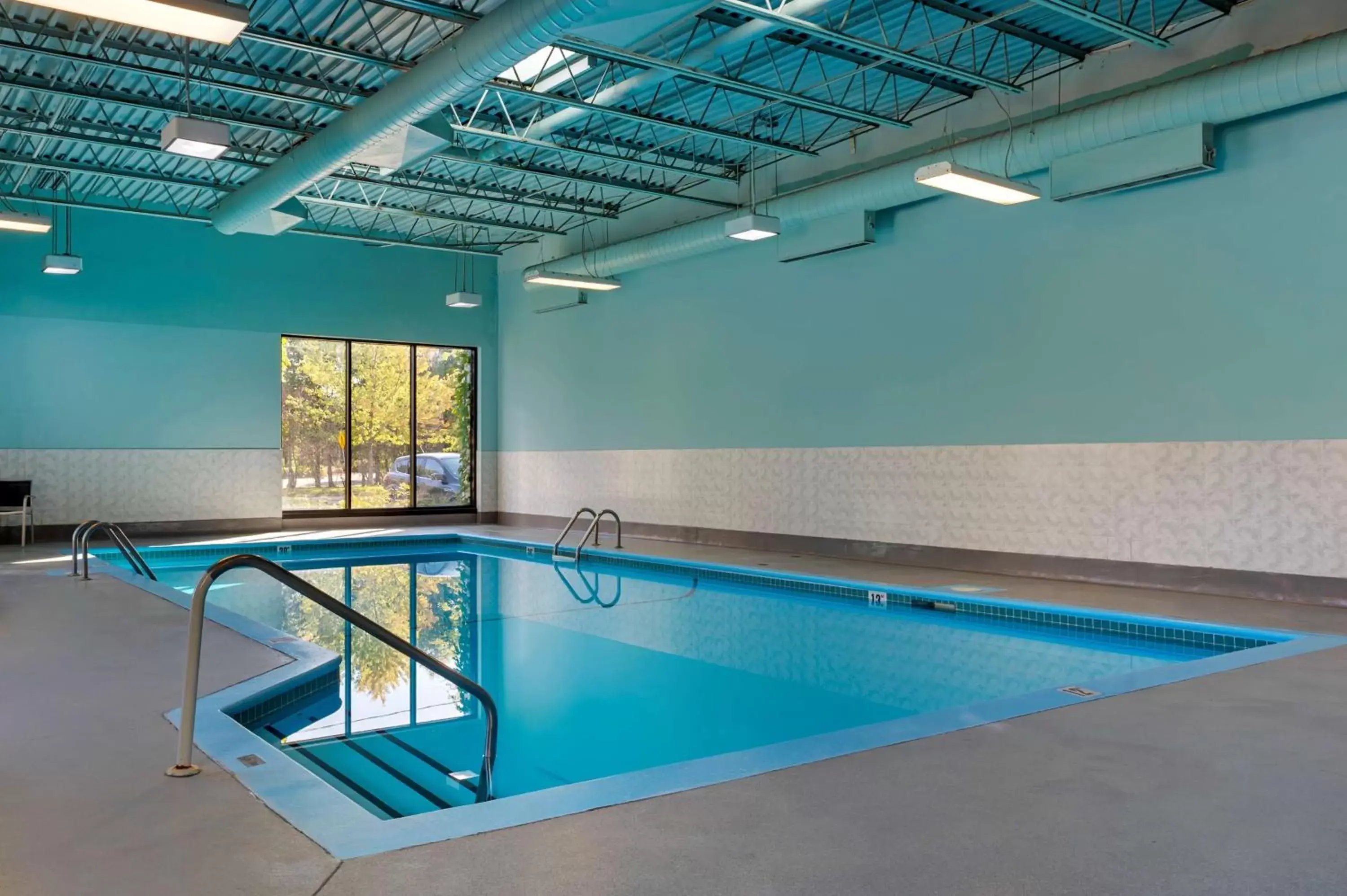 Activities, Swimming Pool in Best Western Plus Gatineau-Ottawa Downtown