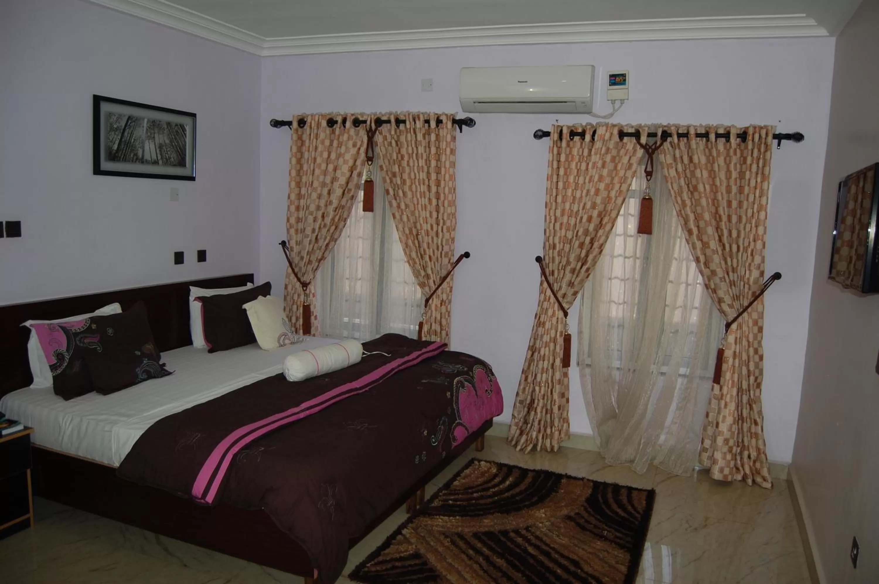 Bed in Nue-Crest Hotels & Suites