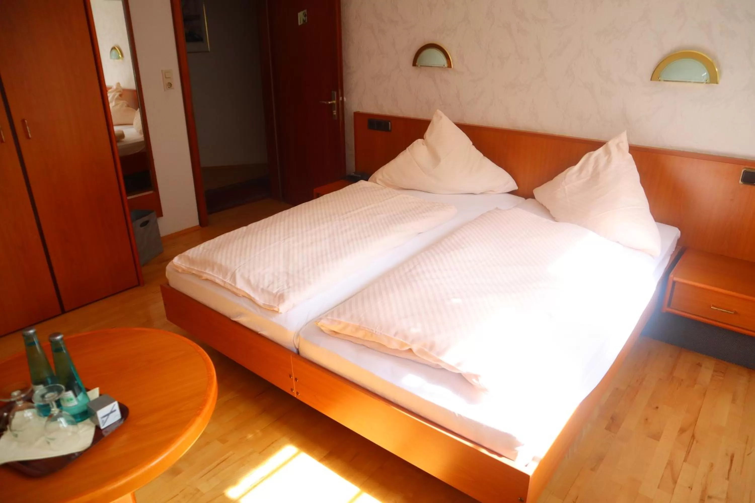 Photo of the whole room, Bed in Pension Zur Harburg