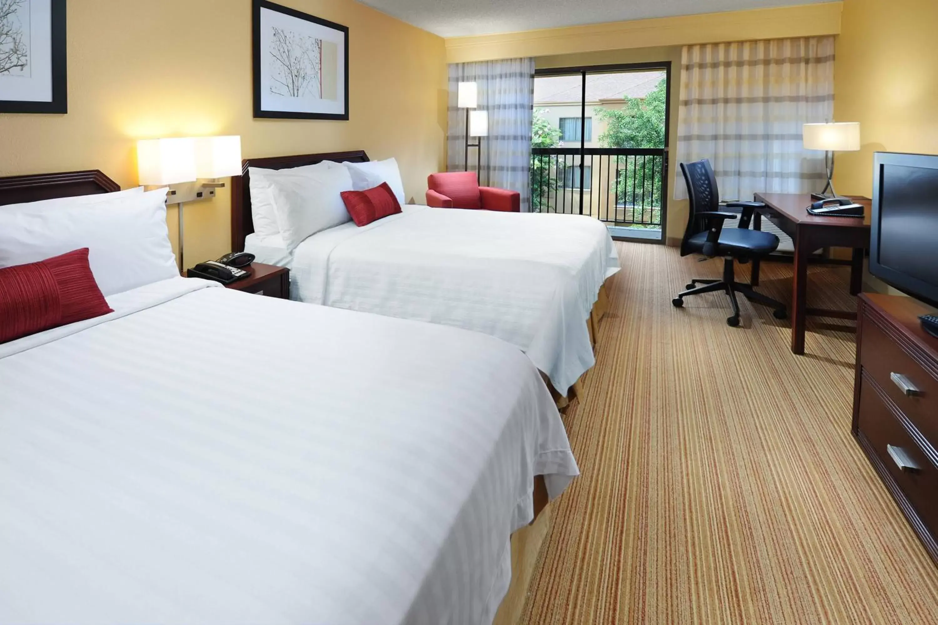 Photo of the whole room, Bed in Courtyard by Marriott Houston Hobby Airport