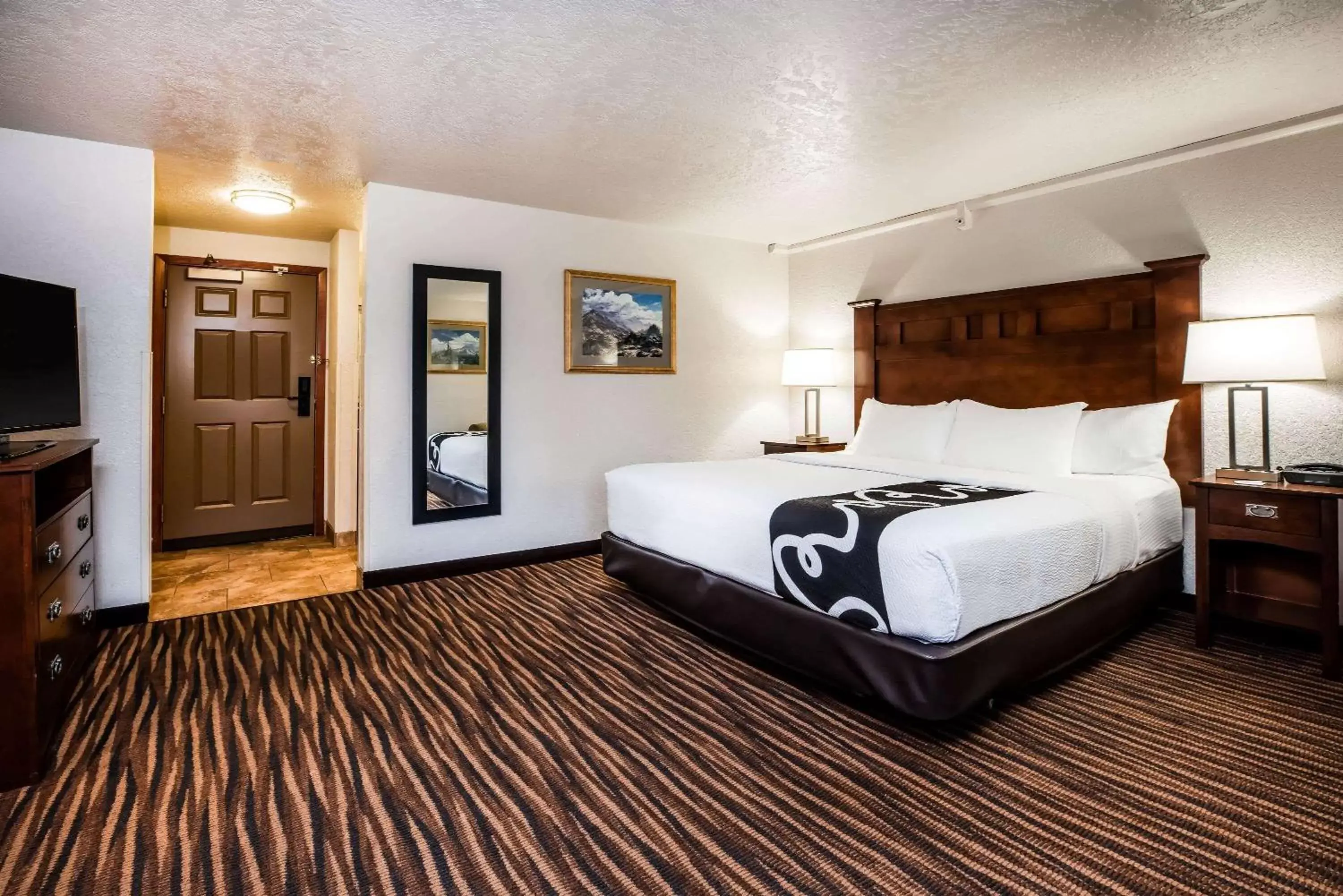 Photo of the whole room, Bed in La Quinta Inn by Wyndham Bend