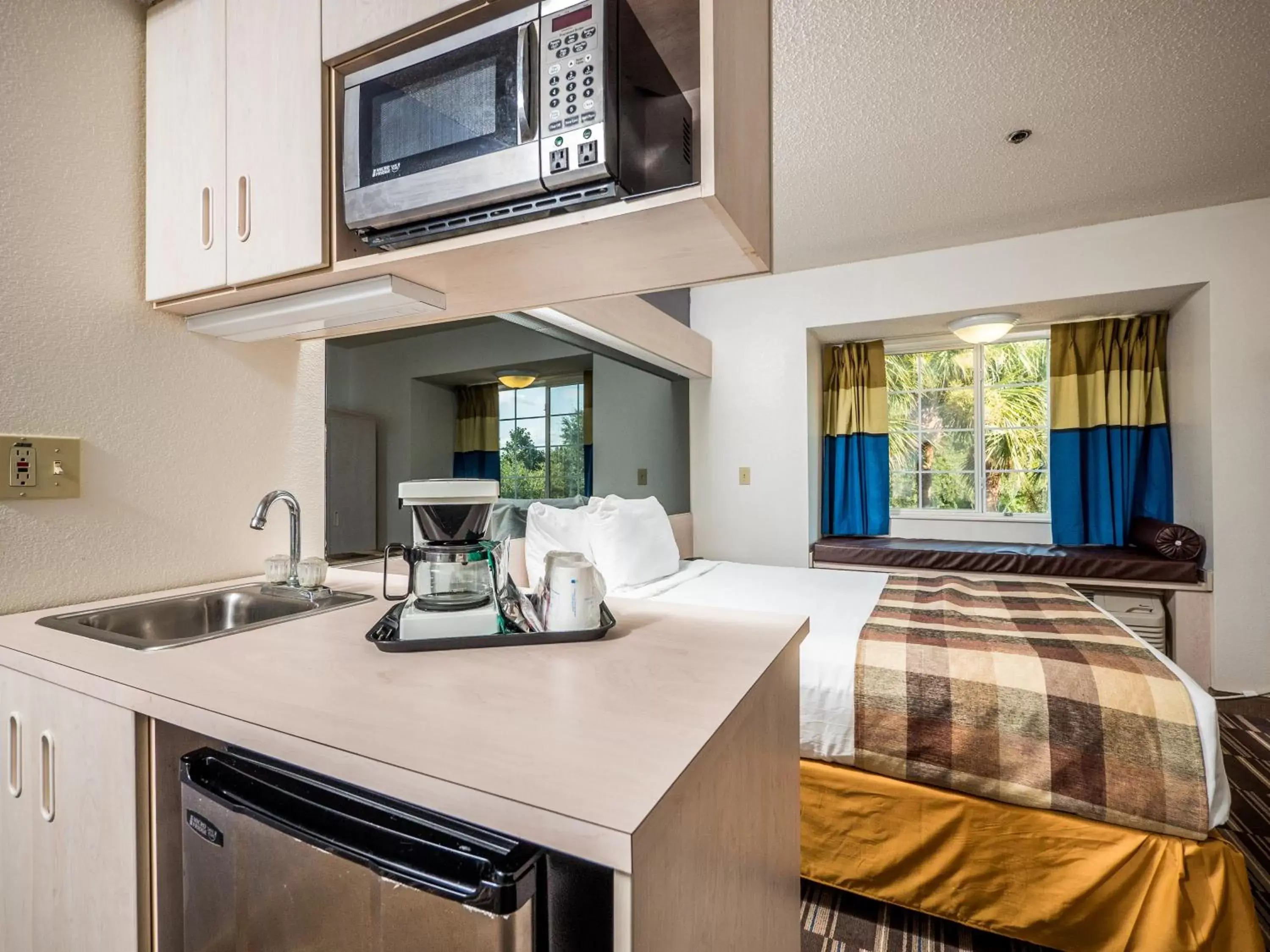 Coffee/tea facilities, Kitchen/Kitchenette in Microtel Inn & Suites by Wyndham Palm Coast I-95