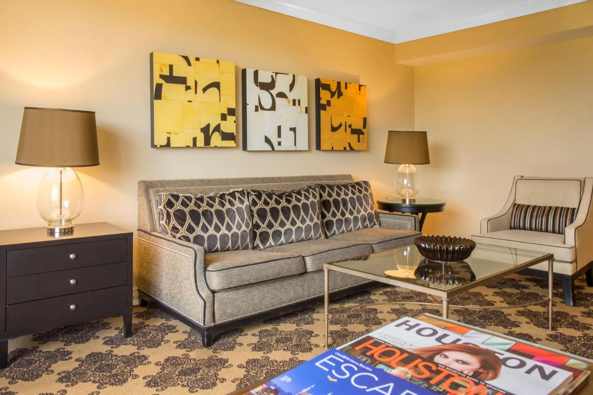 Living room in Omni Houston Hotel