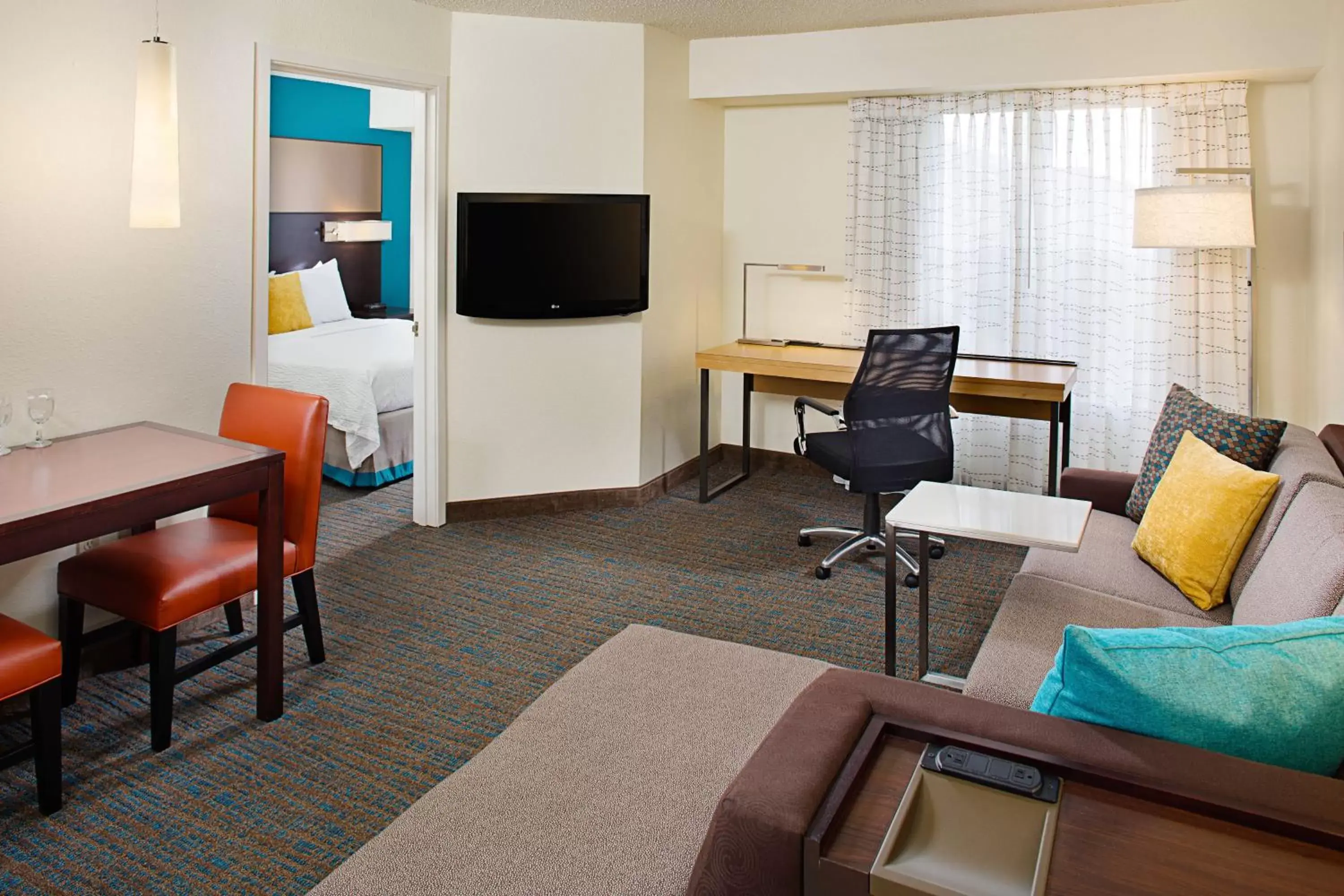 Bedroom, TV/Entertainment Center in Residence Inn by Marriott Detroit Livonia