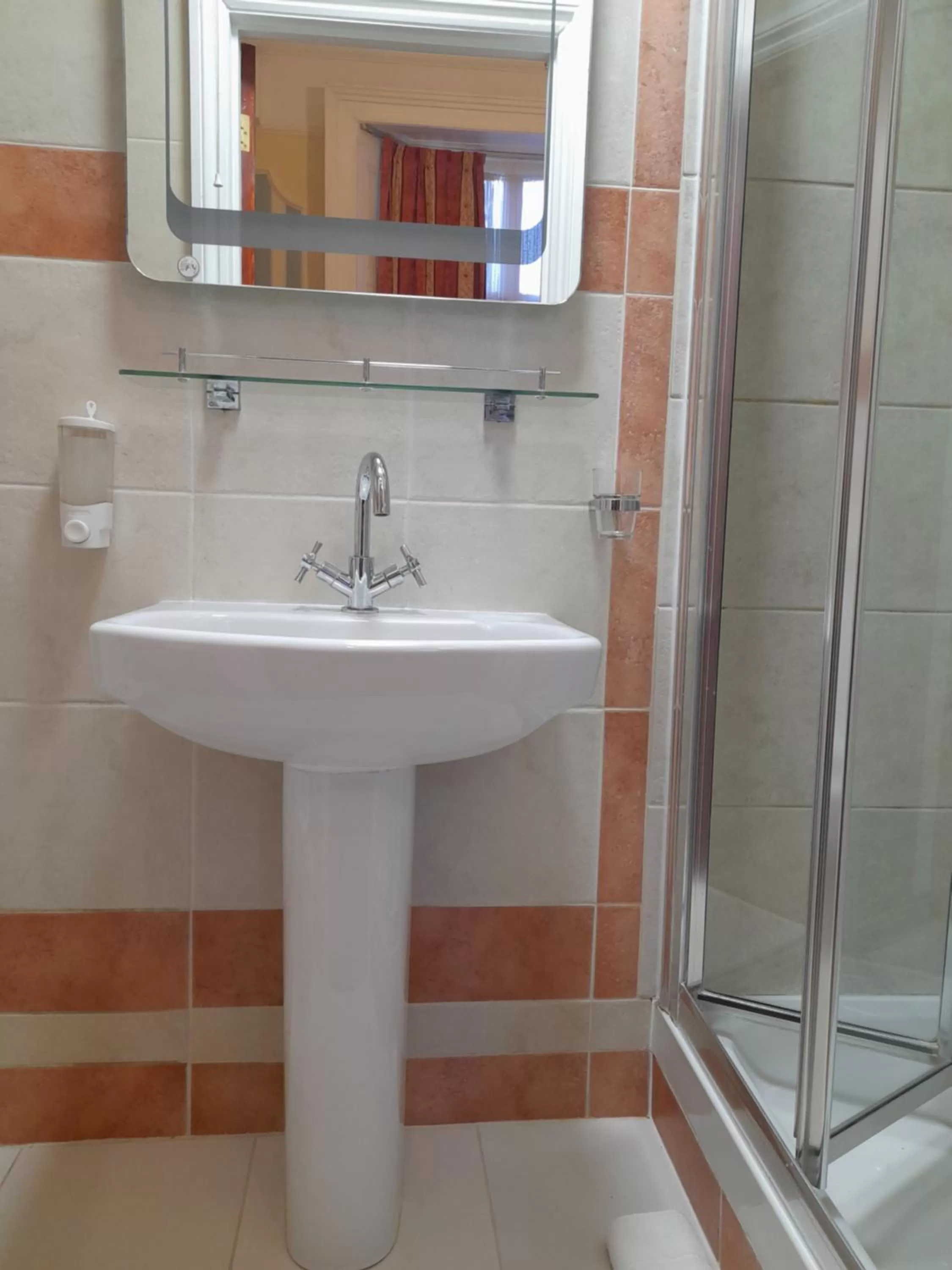 Bathroom in Dolphin Hotel