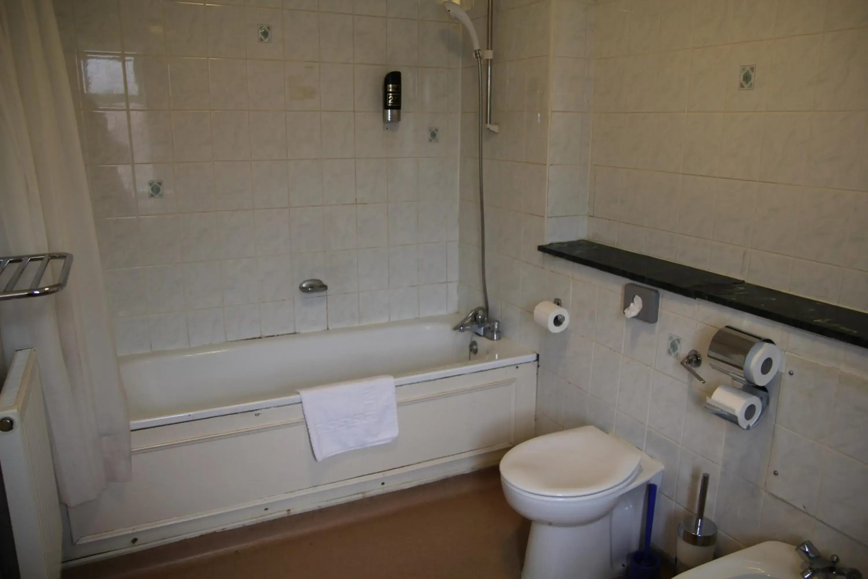 Bathroom in Hylands Hotel
