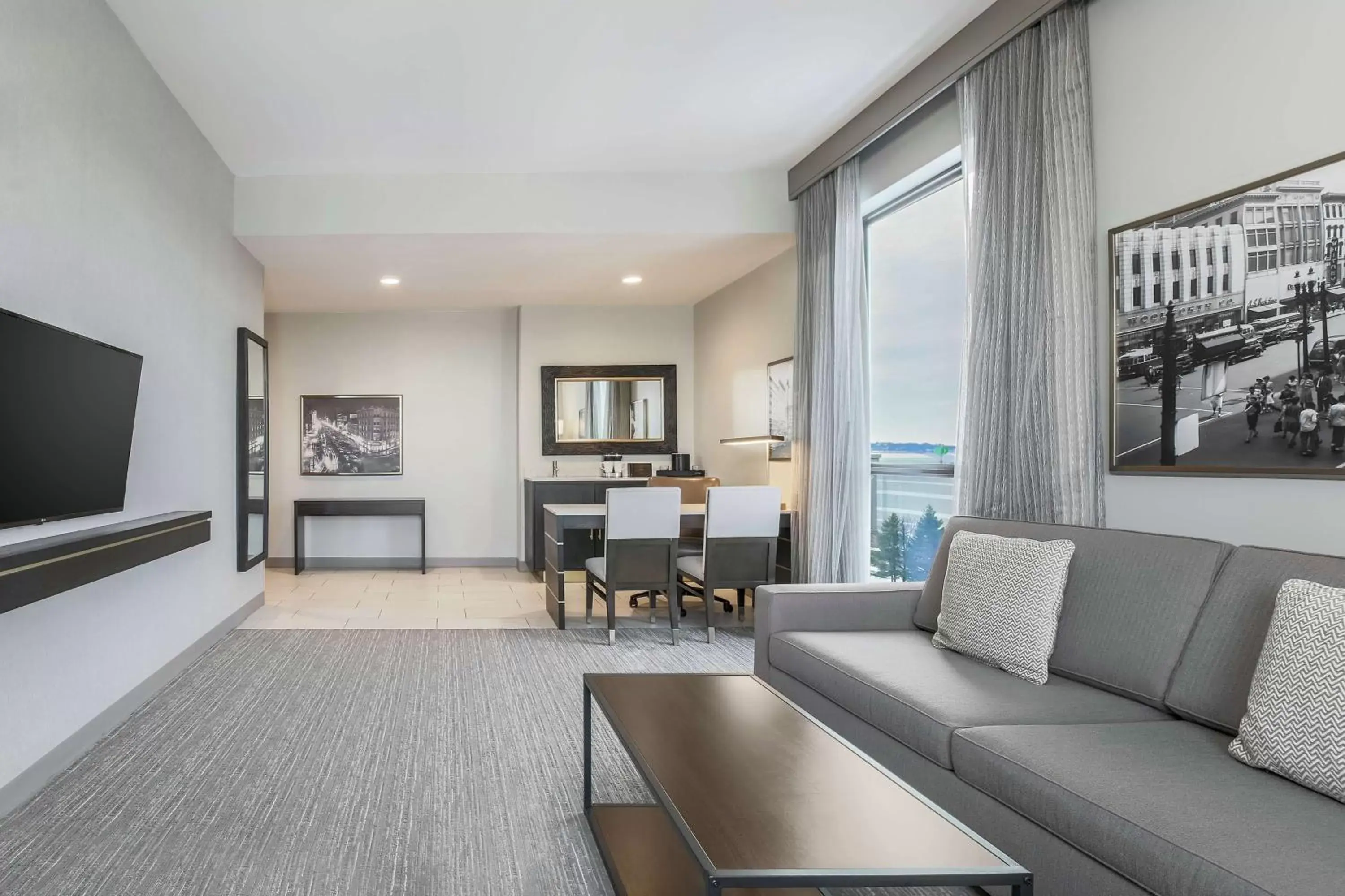 Bedroom, Seating Area in Embassy Suites By Hilton Syracuse Destiny USA