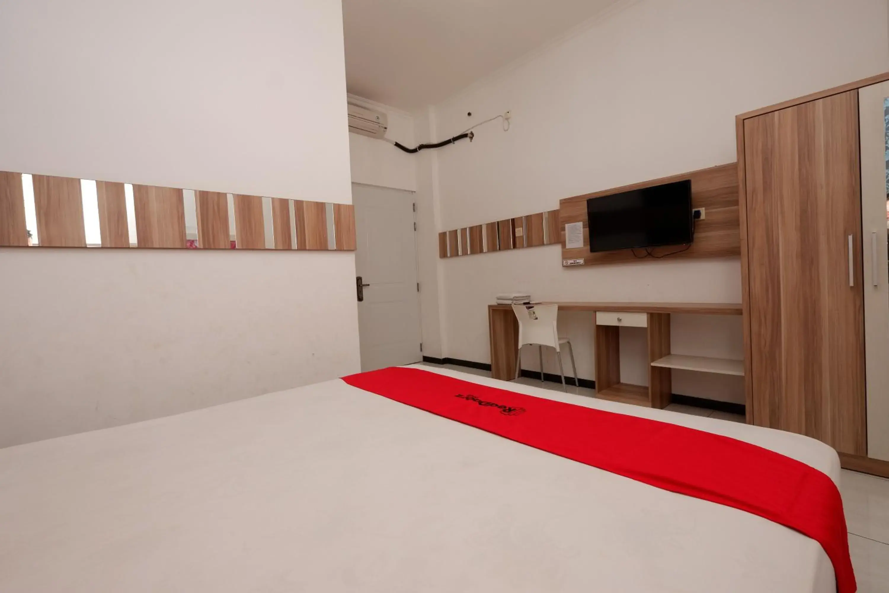 Bedroom, Bed in RedDoorz near Plaza Simpang Lima