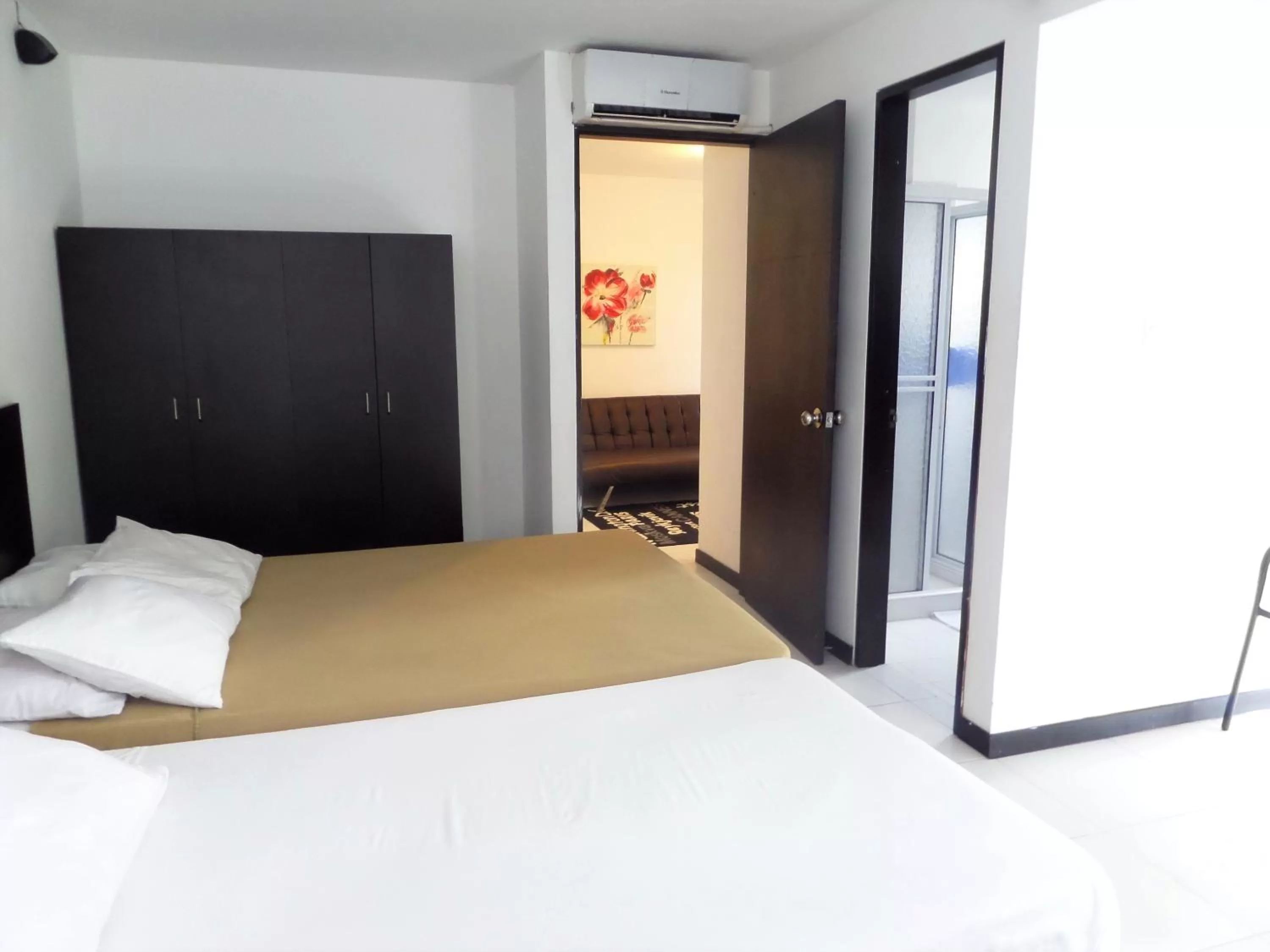 Photo of the whole room in Apartasuites San Marcos