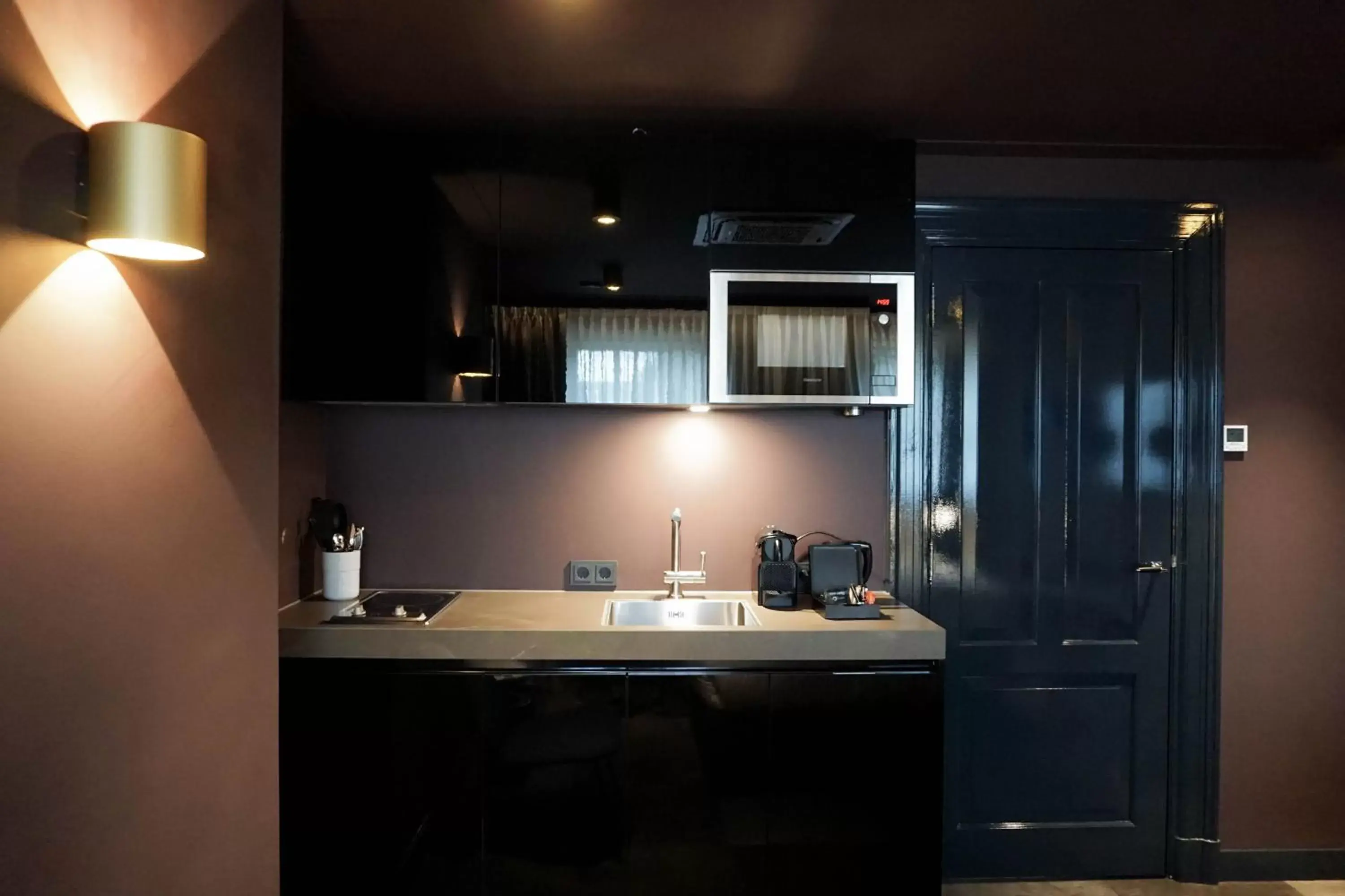 Kitchen or kitchenette, Bathroom in De Jonker Urban Studios & Suites