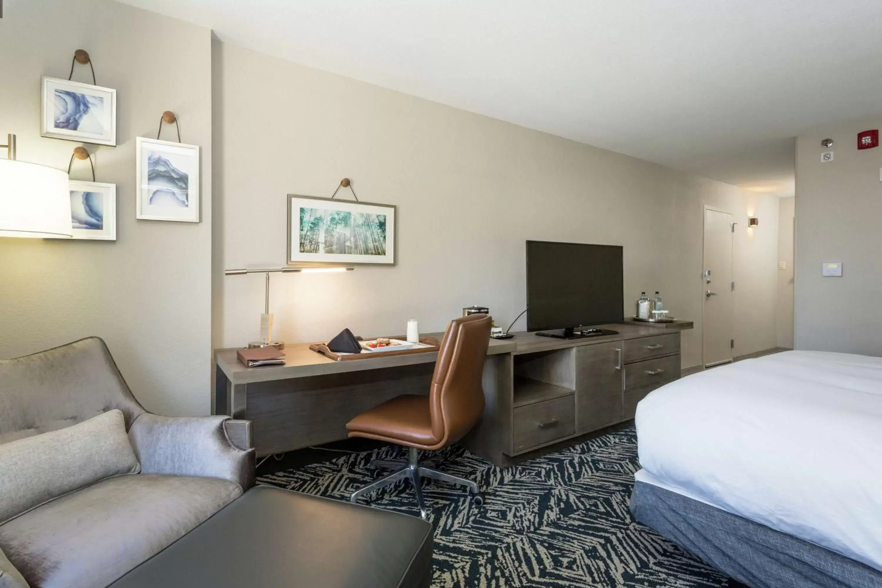 Bedroom, TV/Entertainment Center in Doubletree by Hilton Harrisonburg