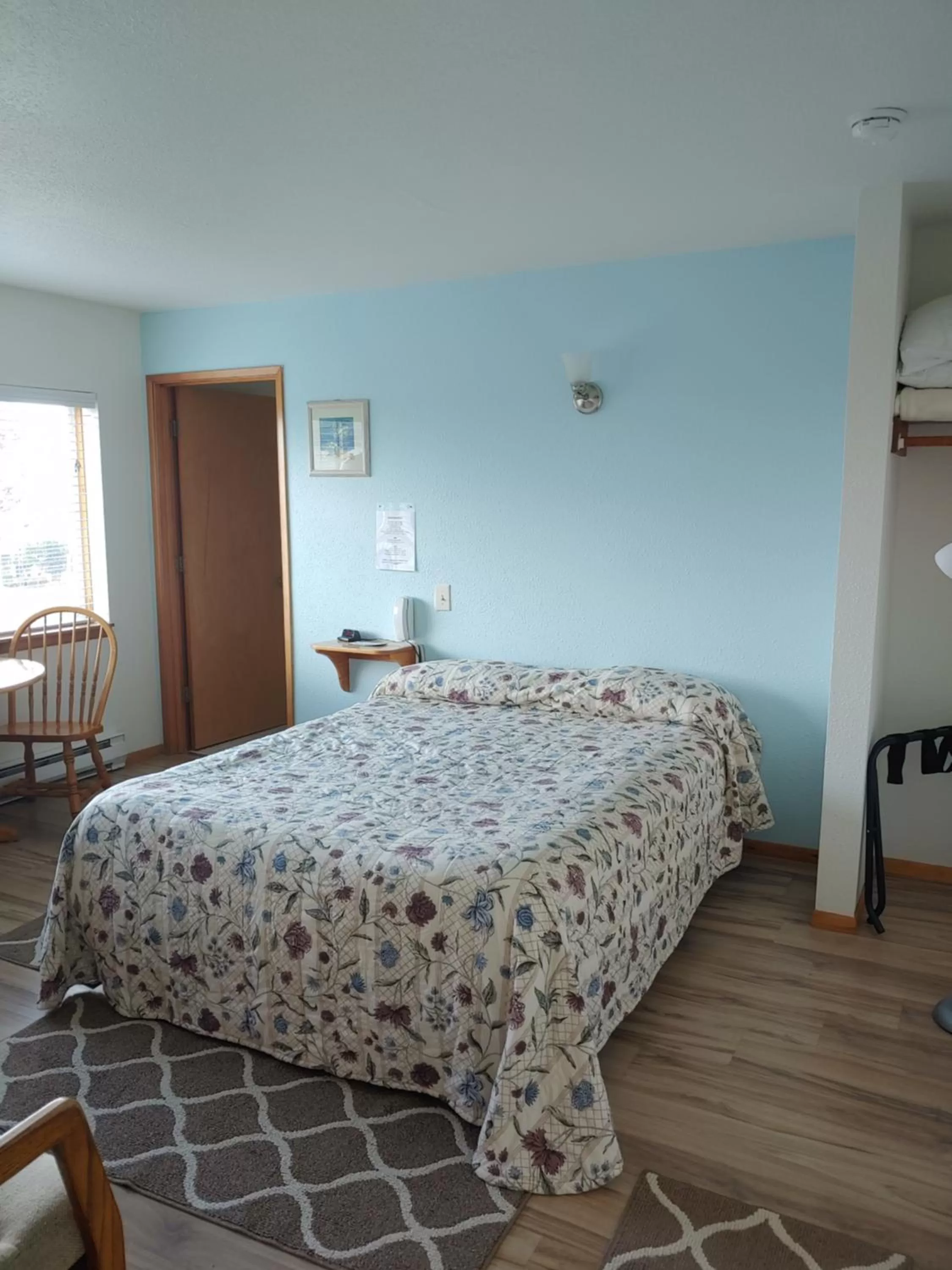 Bed in The Dublin House Motel