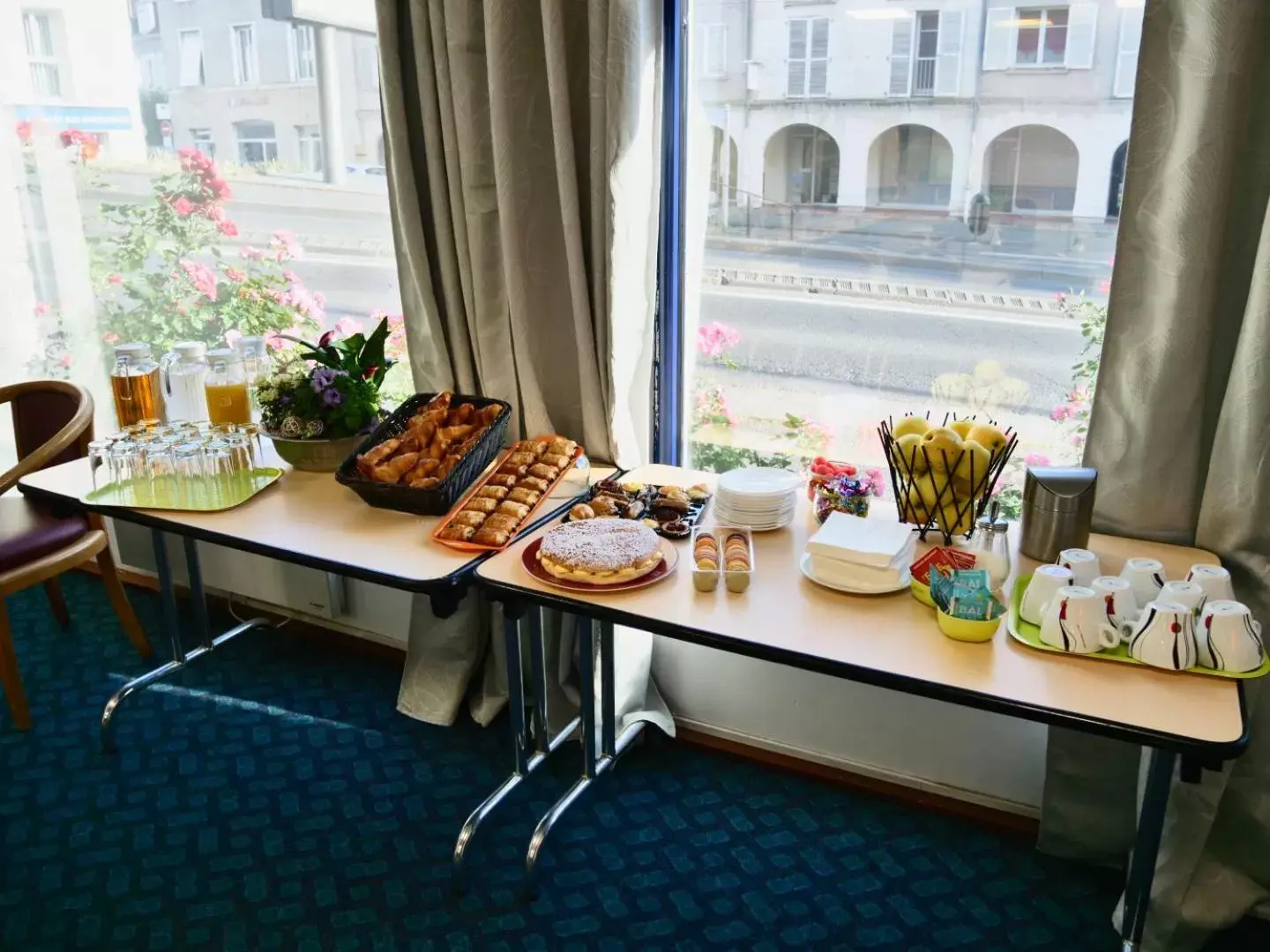 Food and drinks in ibis budget Blois Centre