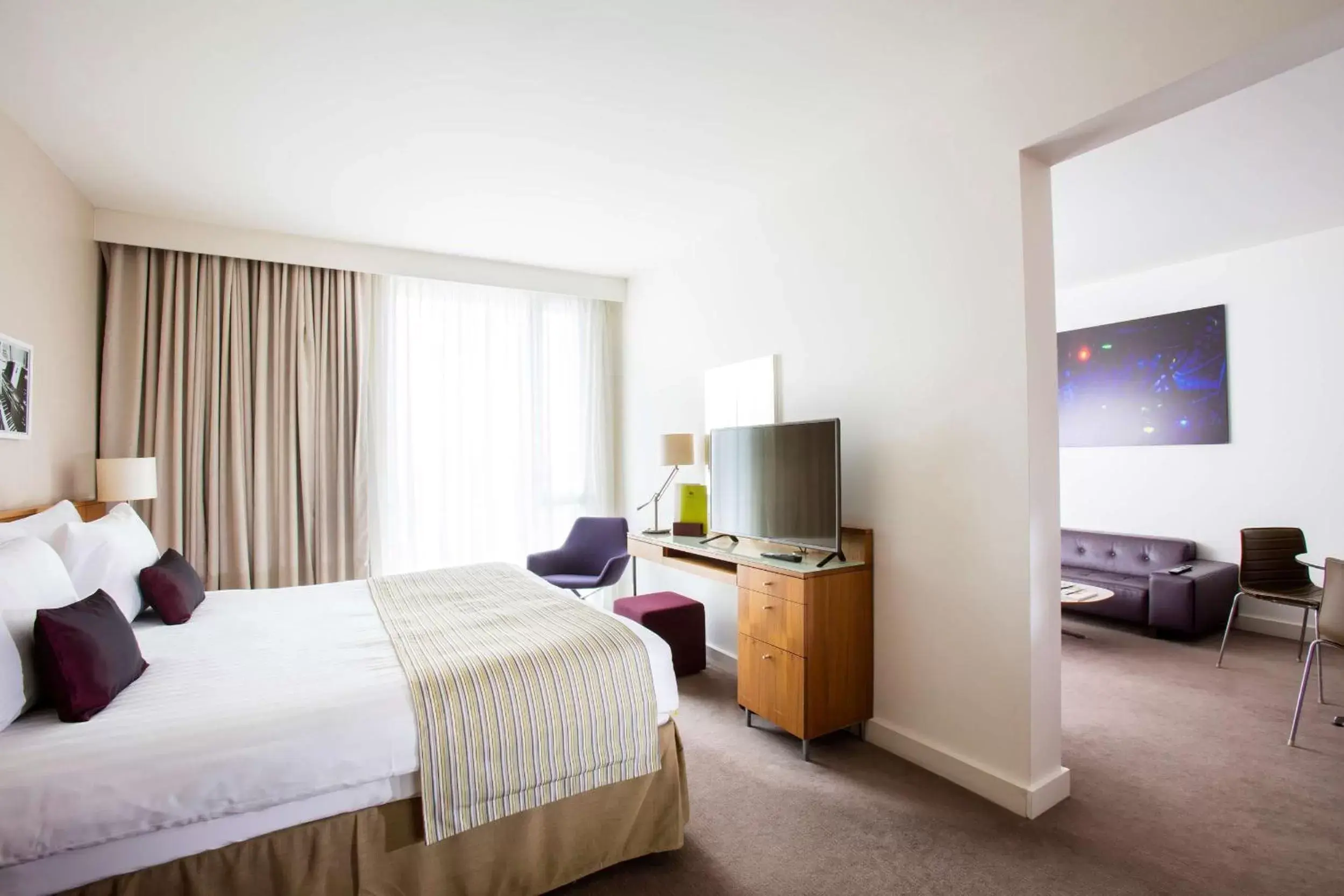 Bed, TV/Entertainment Center in DoubleTree by Hilton Leeds