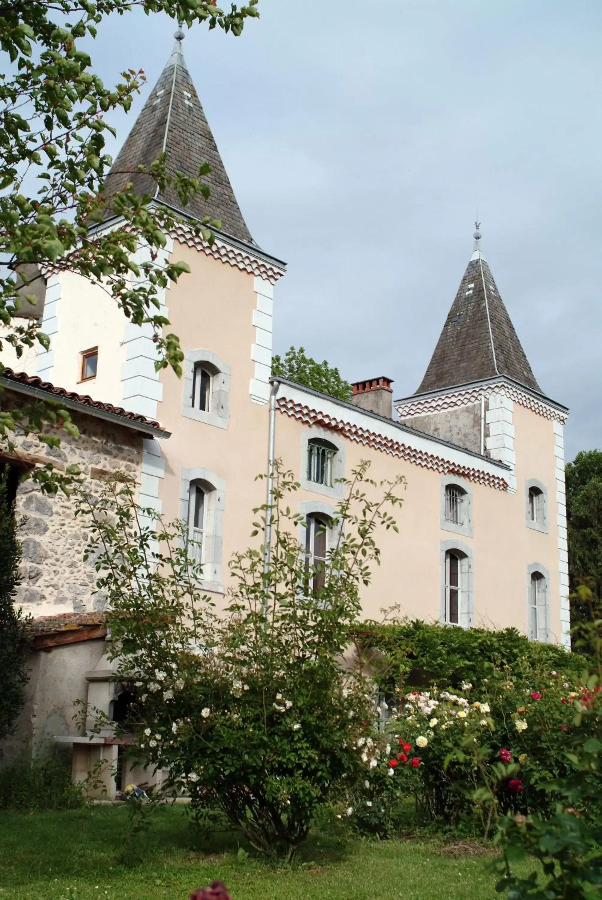 Property Building in Hotel Logis - Chateau de Beauregard
