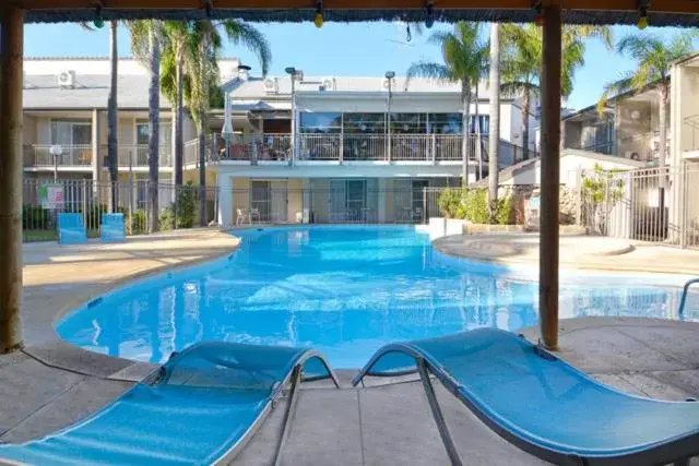 Facade/entrance, Swimming Pool in Mandurah Motel and Apartments