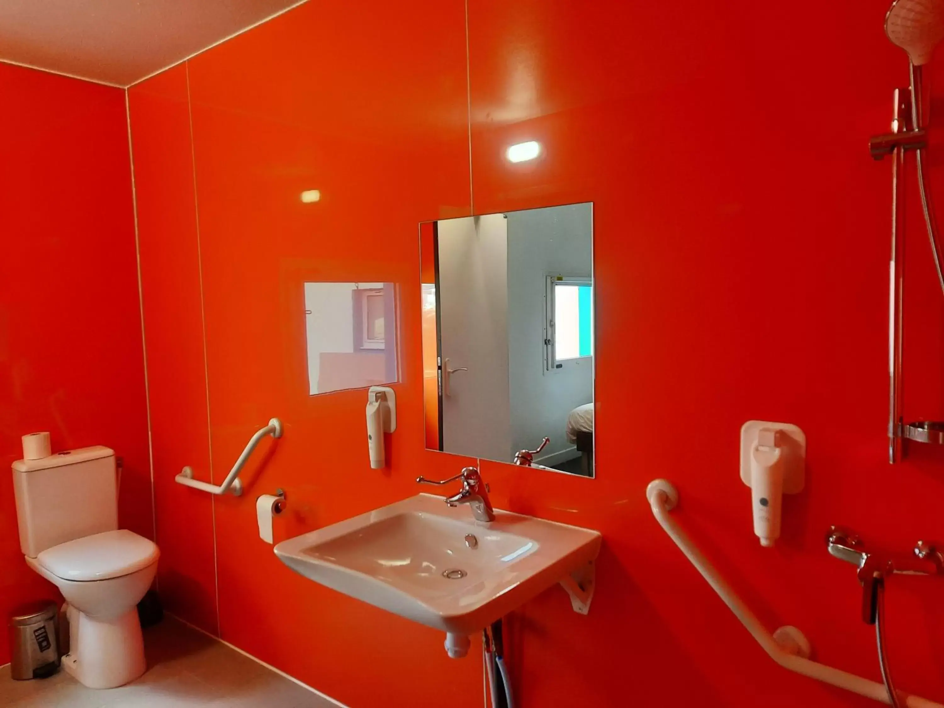 Bathroom in Kyriad Direct Caen Nord Memorial