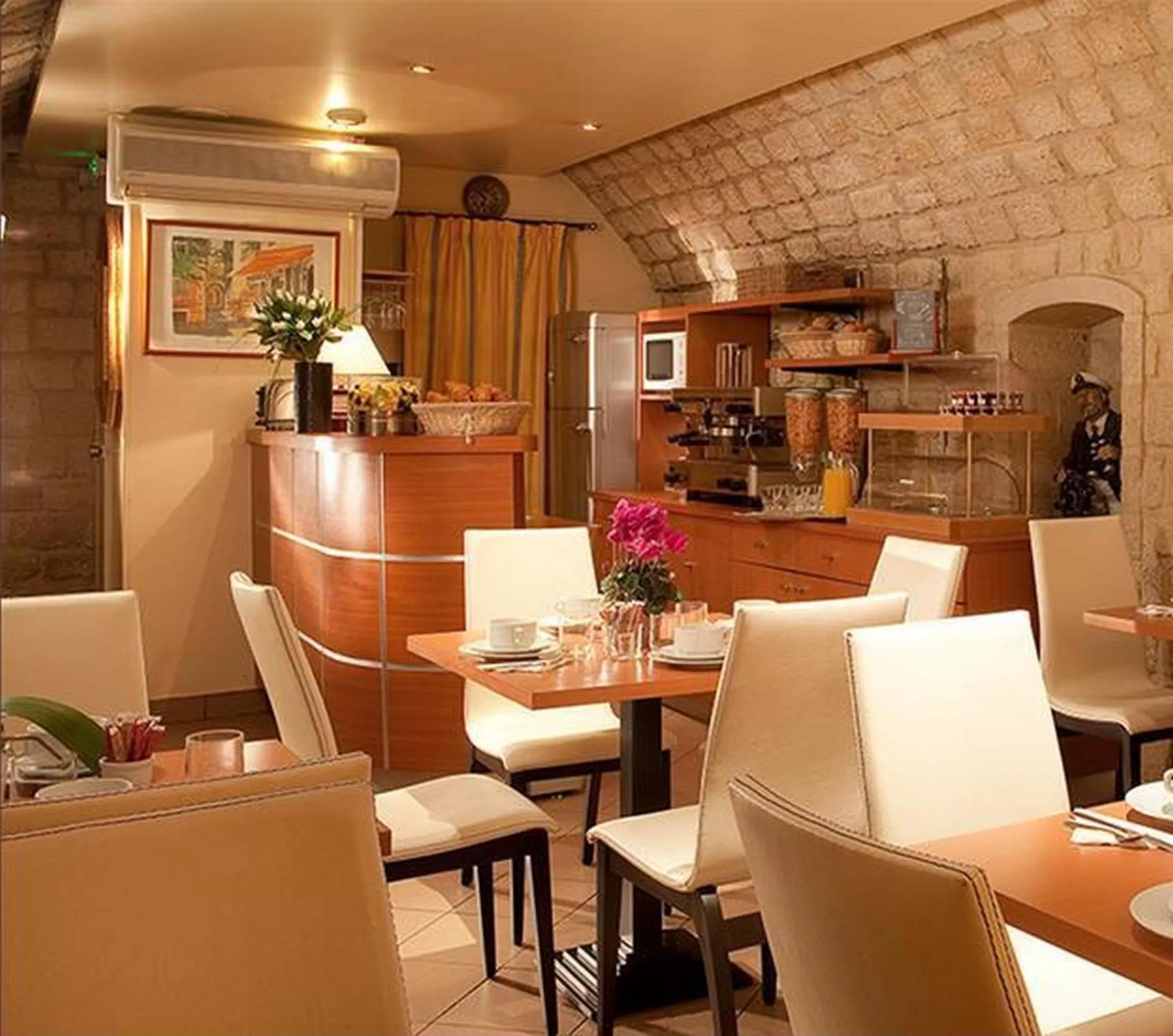 Restaurant/places to eat in Hôtel Opera Deauville