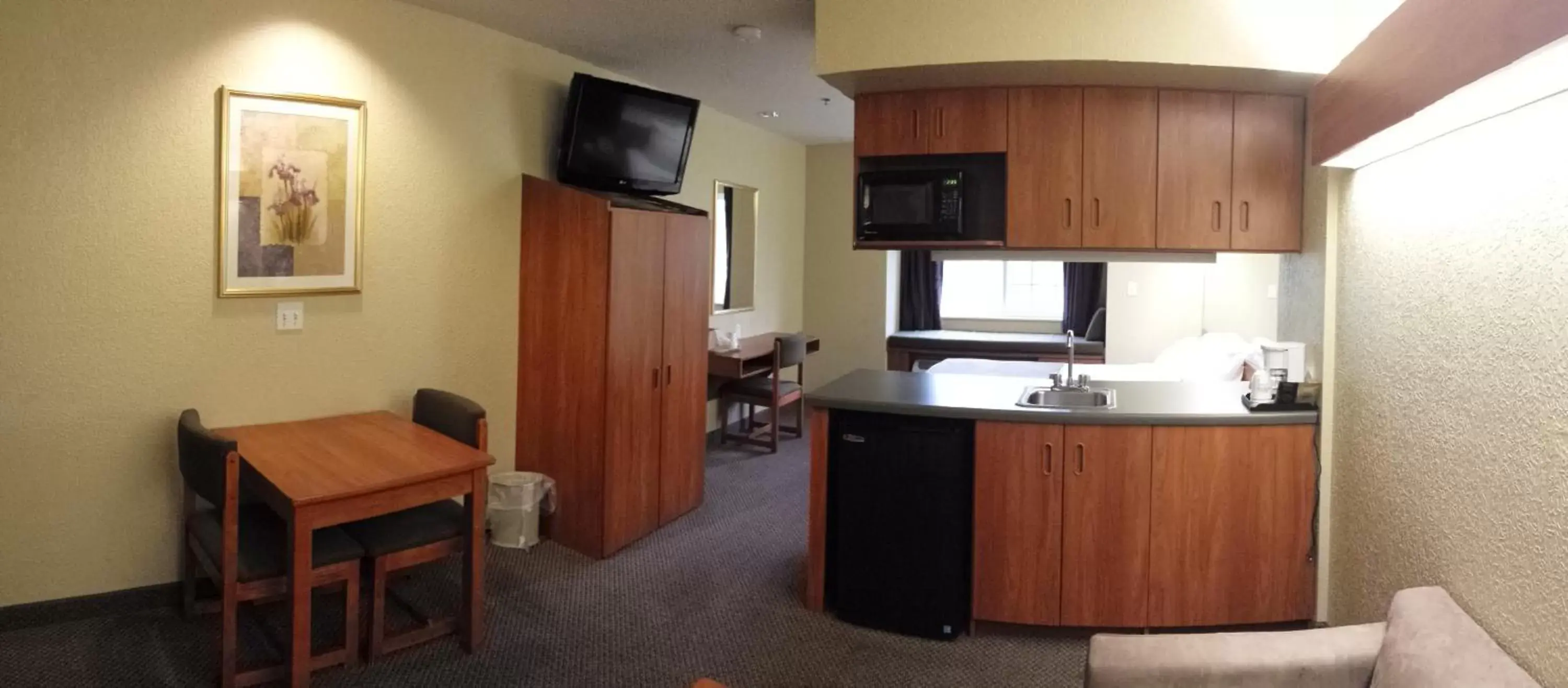 Shower, Kitchen/Kitchenette in Microtel Inn & Suites Beckley East