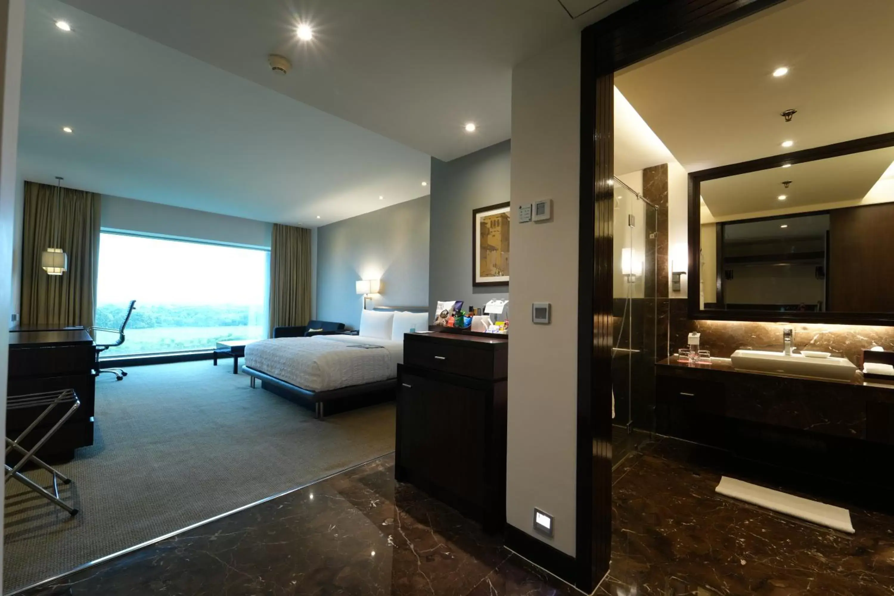 Bedroom, Bathroom in Le Meridien Nagpur