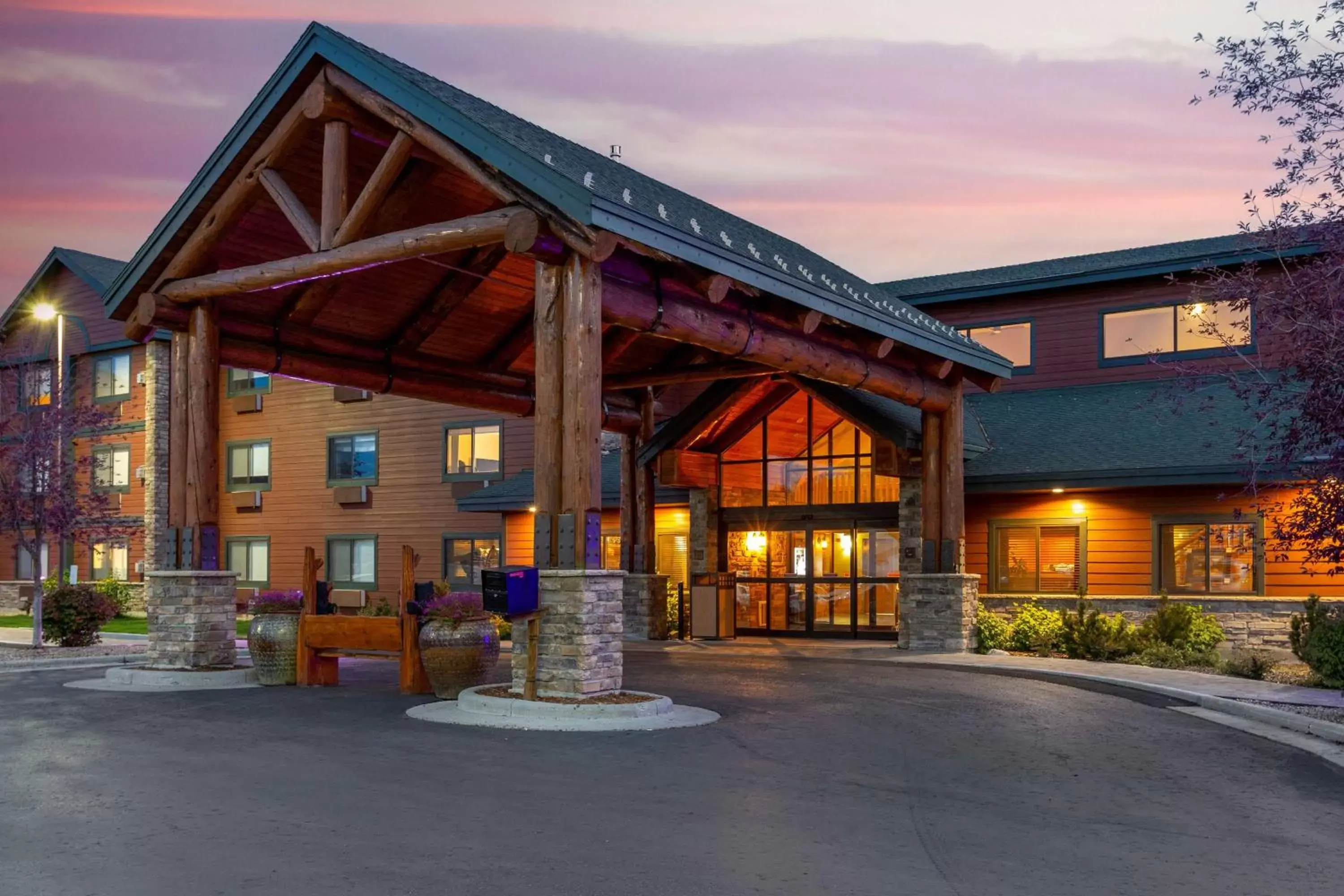 Property Building in Best Western Plus McCall Lodge and Suites