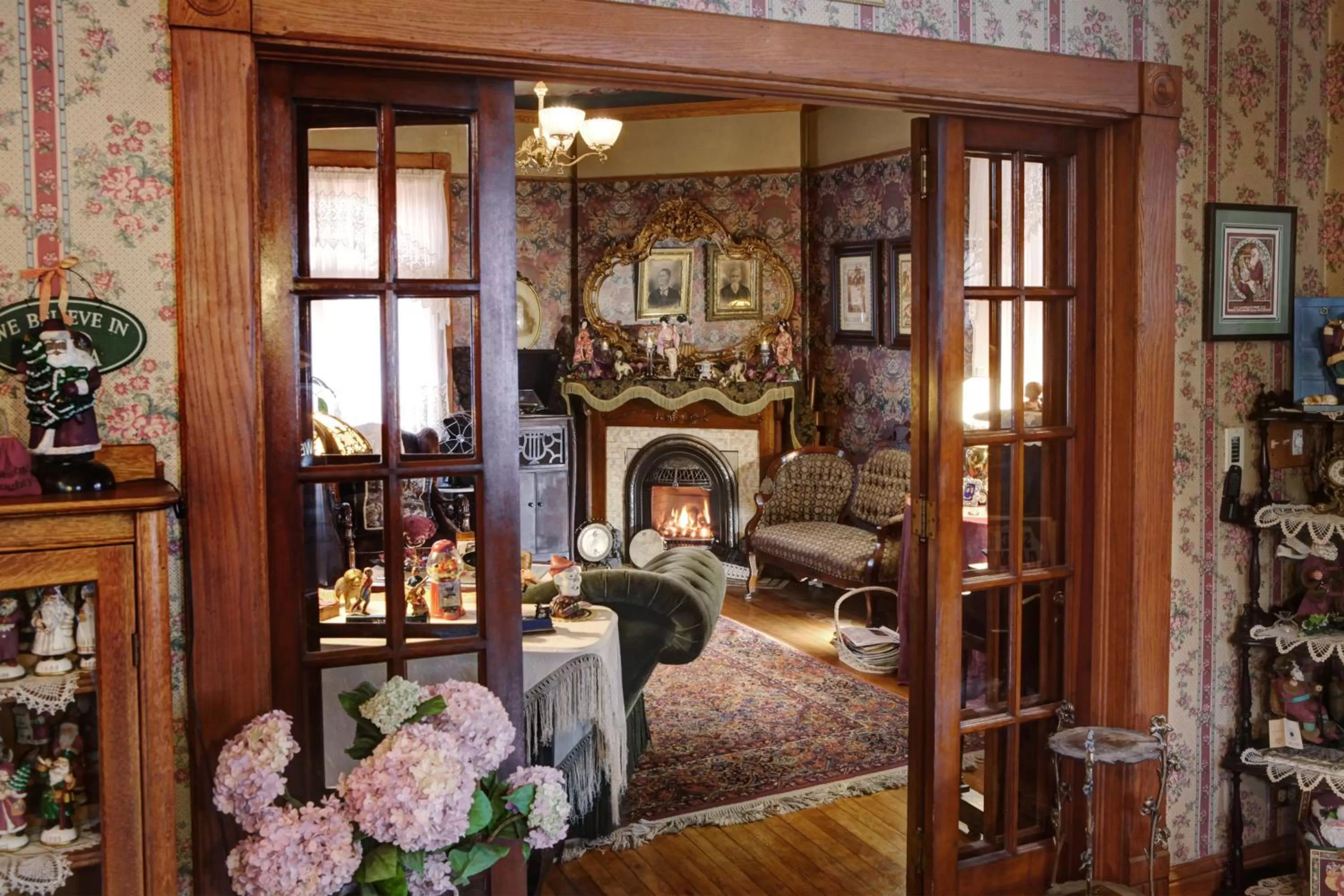 Living room in The Queen, A Victorian Bed & Breakfast