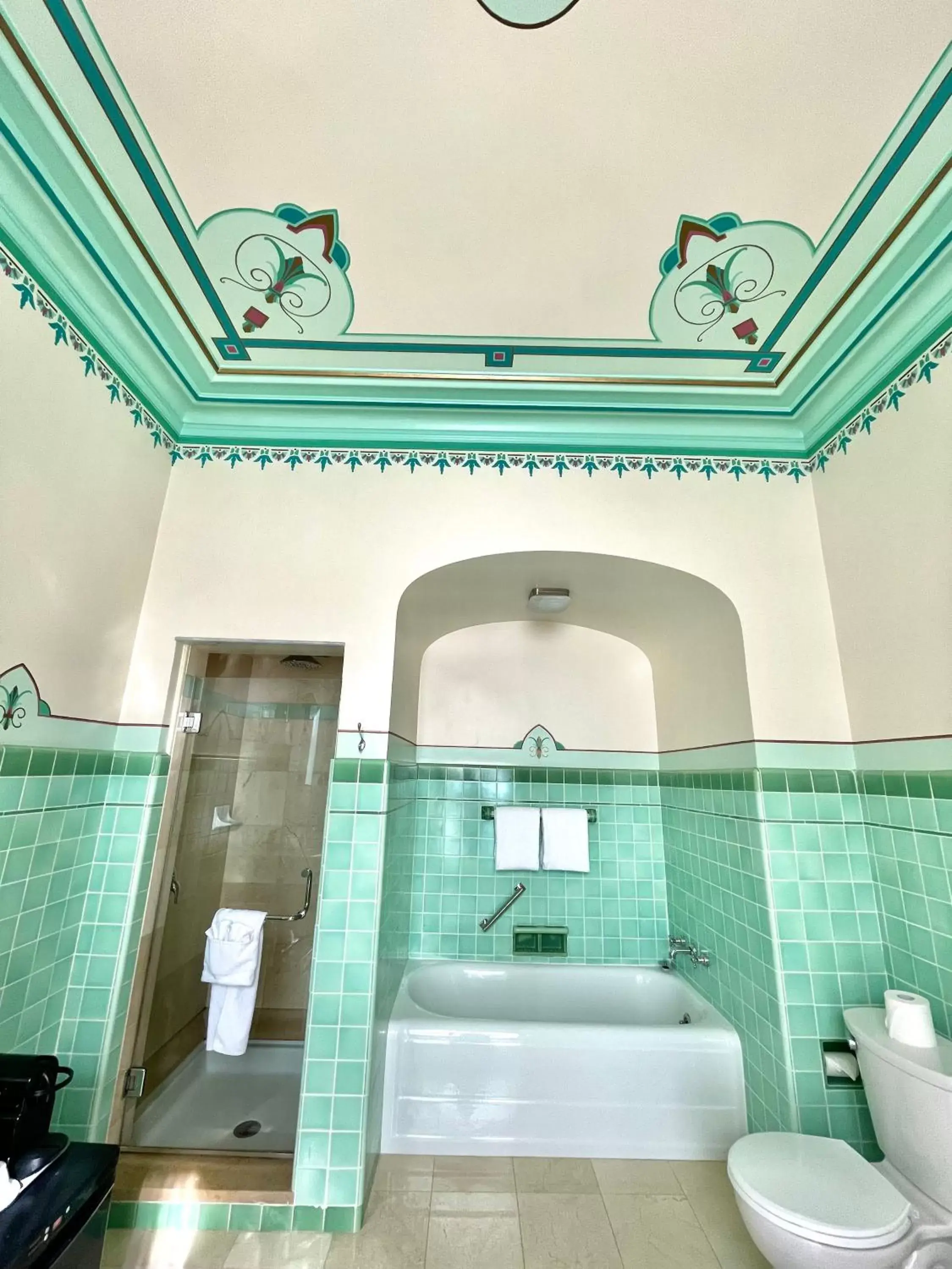 Shower, Bathroom in Hotel Manoir D'Auteuil