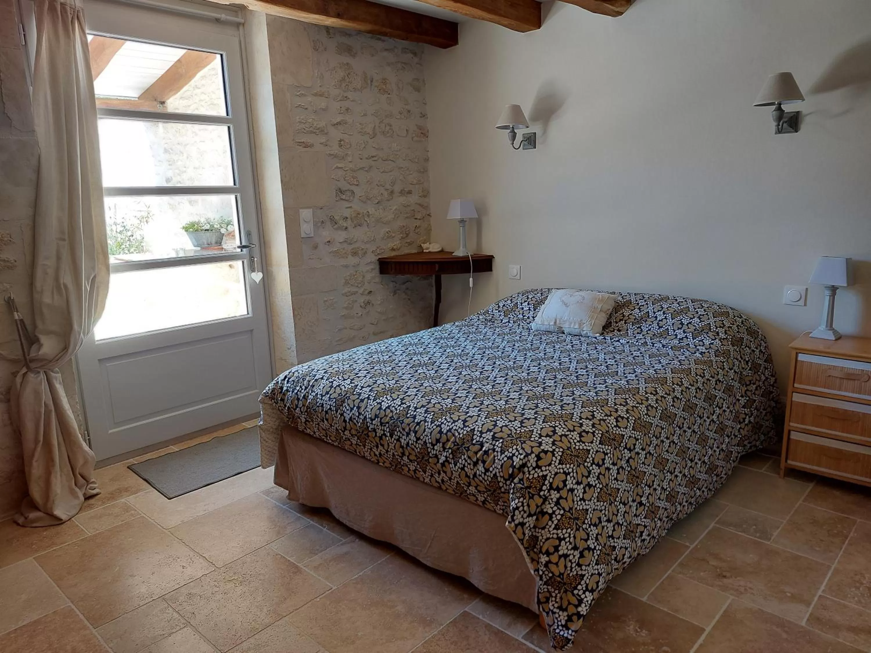 Bed in Suite de charme dans une maison charentaise