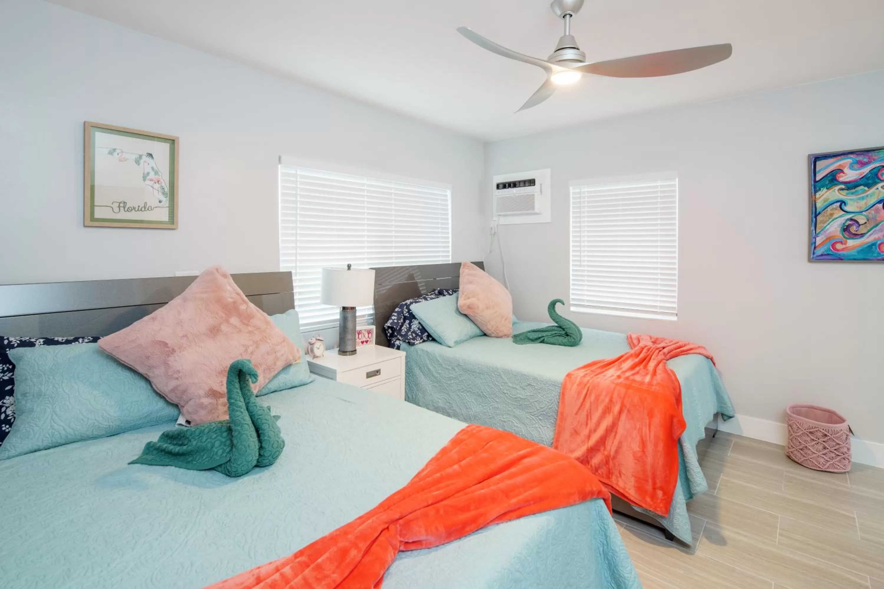 Bedroom, Bed in The Surf Hollywood Beach